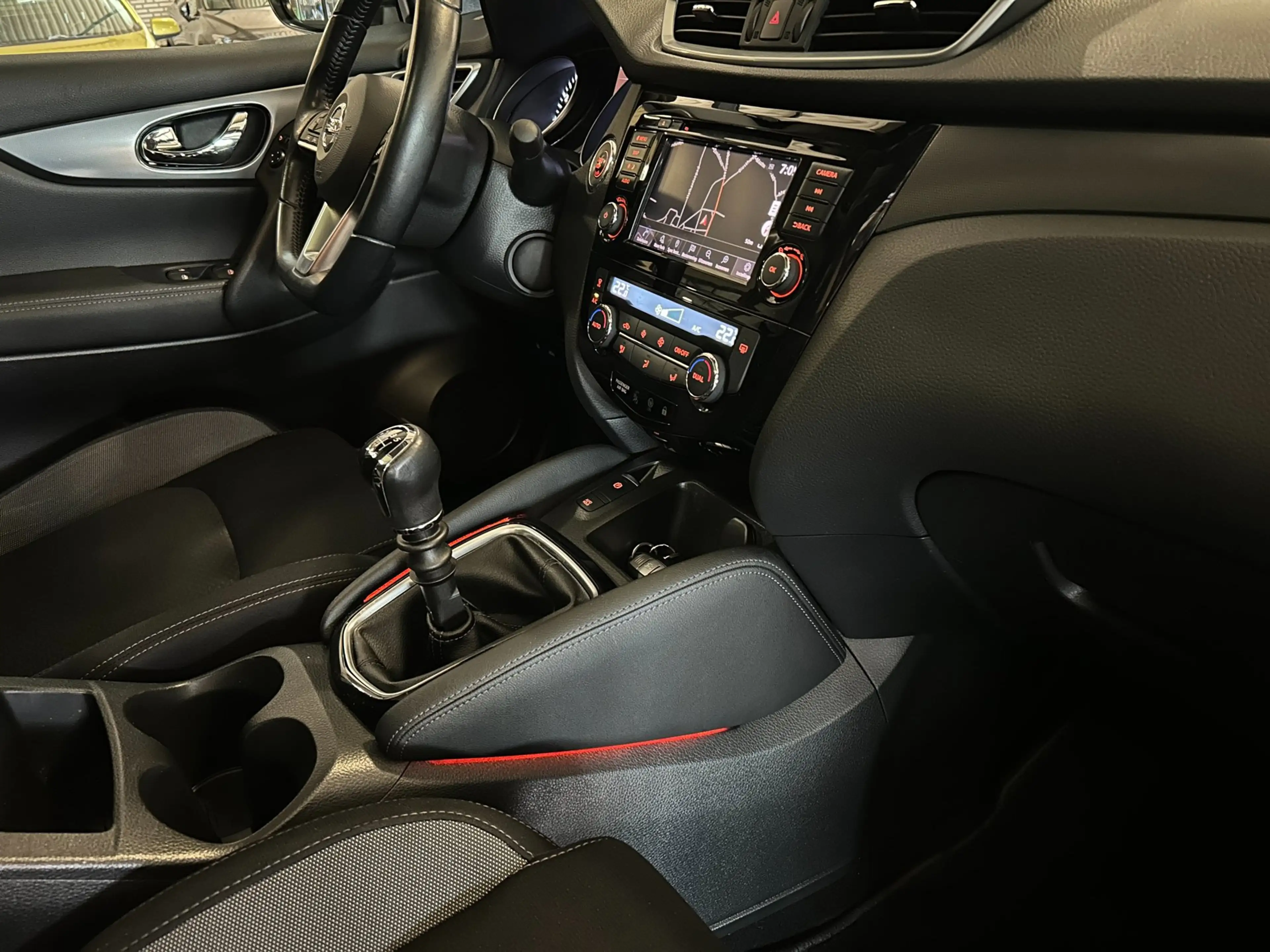 Nissan Qashqai 1.3 DIG-T N-Connecta Panoramadak, 360 camera, Navi — photo 20