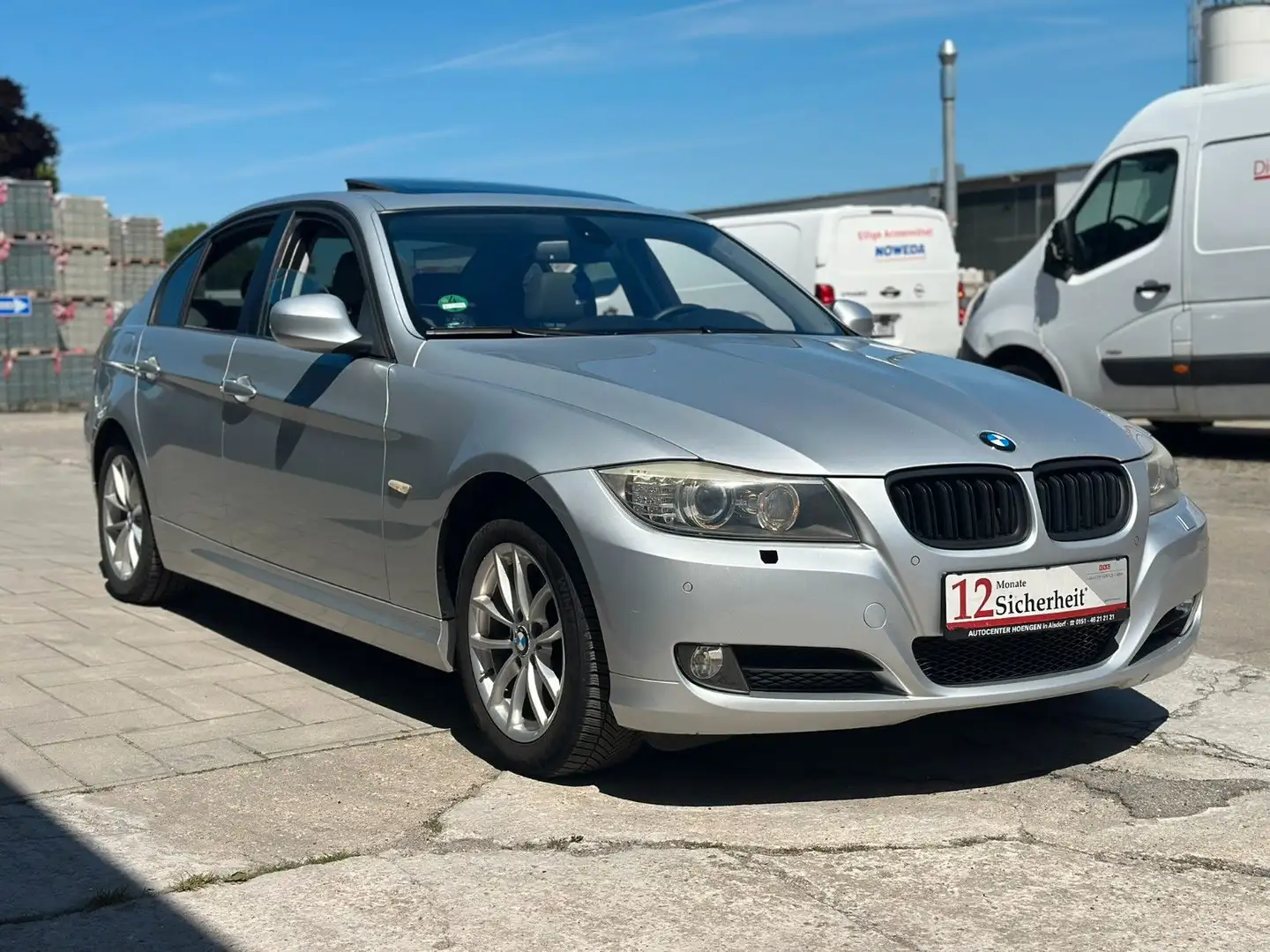 BMW 320 i Lim. Bi-Xenon*Memory*Leder*Navi*2-Zonen* Stříbrná - 1