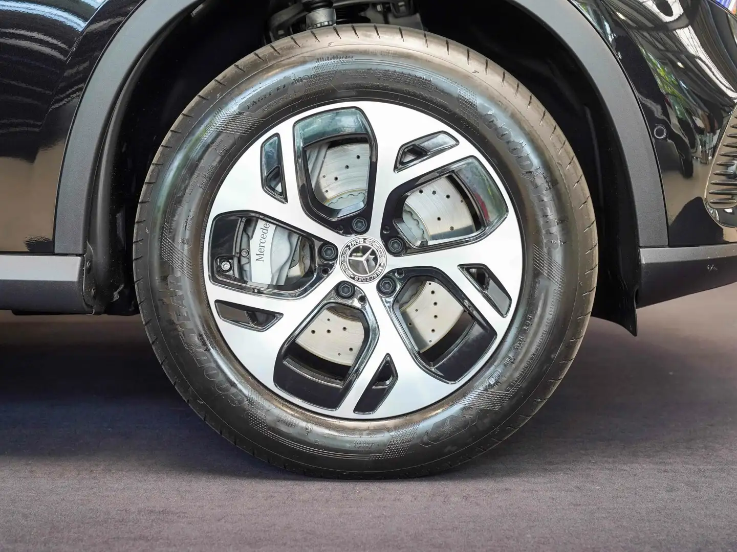 Mercedes-Benz GLC 300 GLC 300 e 4M AVANTGARDE sienabraun Fahrassistenz Černá - 2