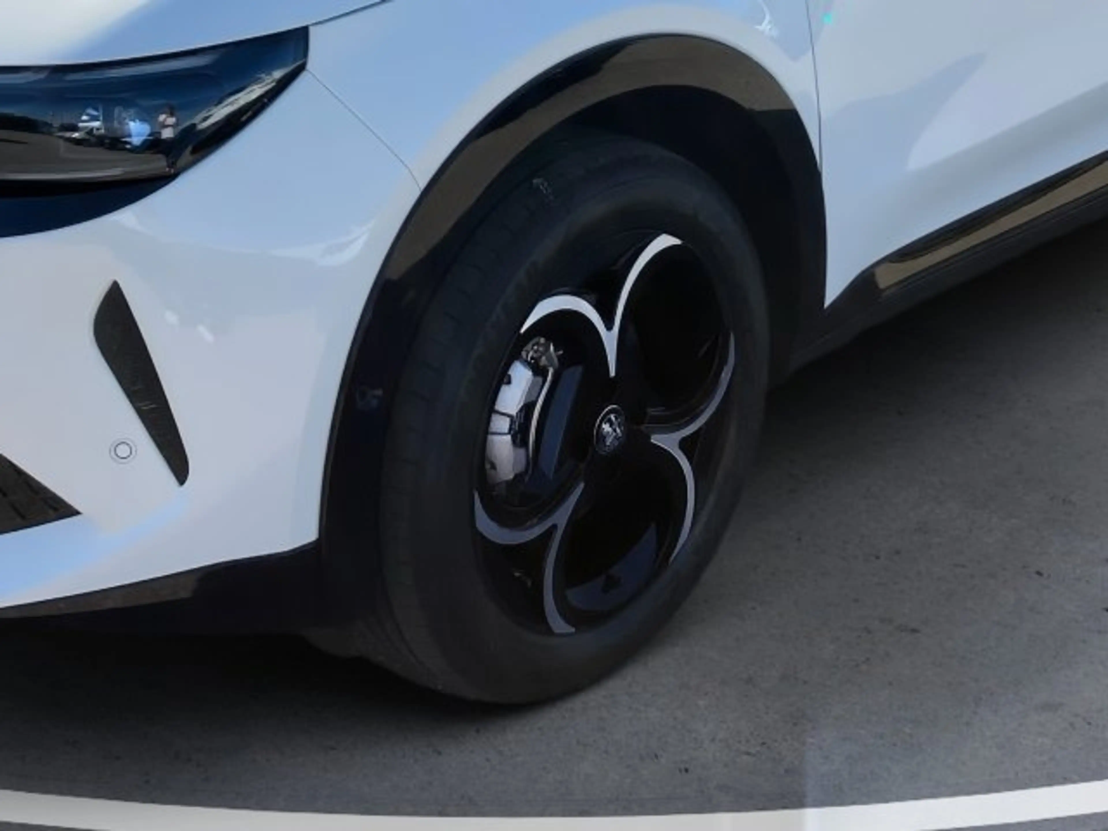 Alfa Romeo Junior Ibrida 1.2 Hybrid eDCT6 — photo 8