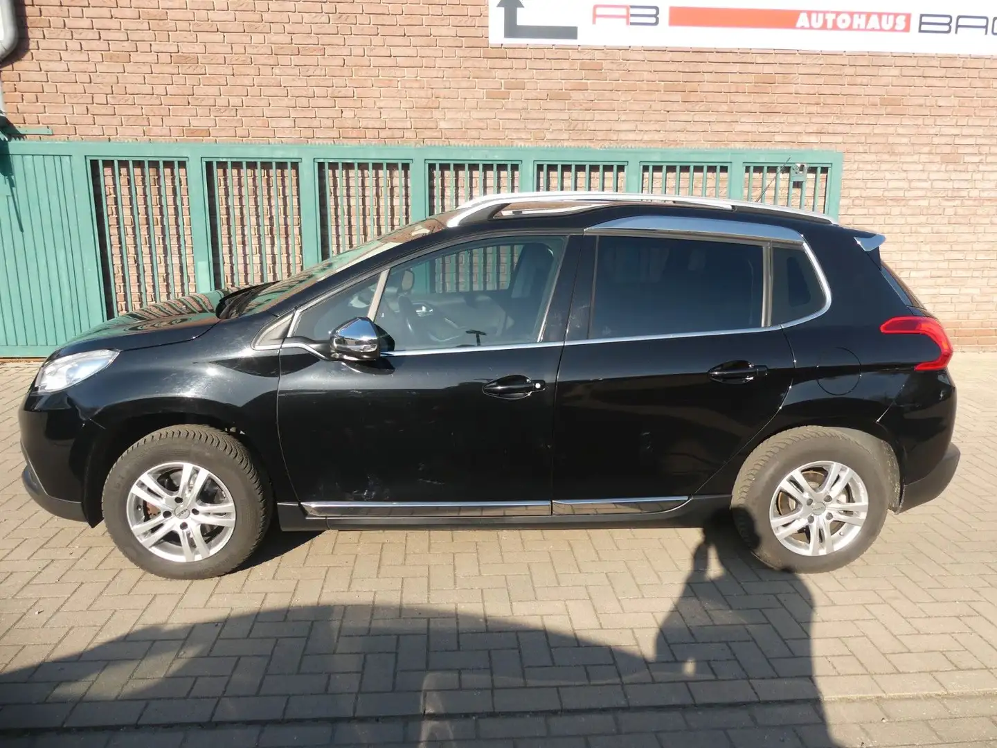 Peugeot 2008 Allure Schwarz - 1