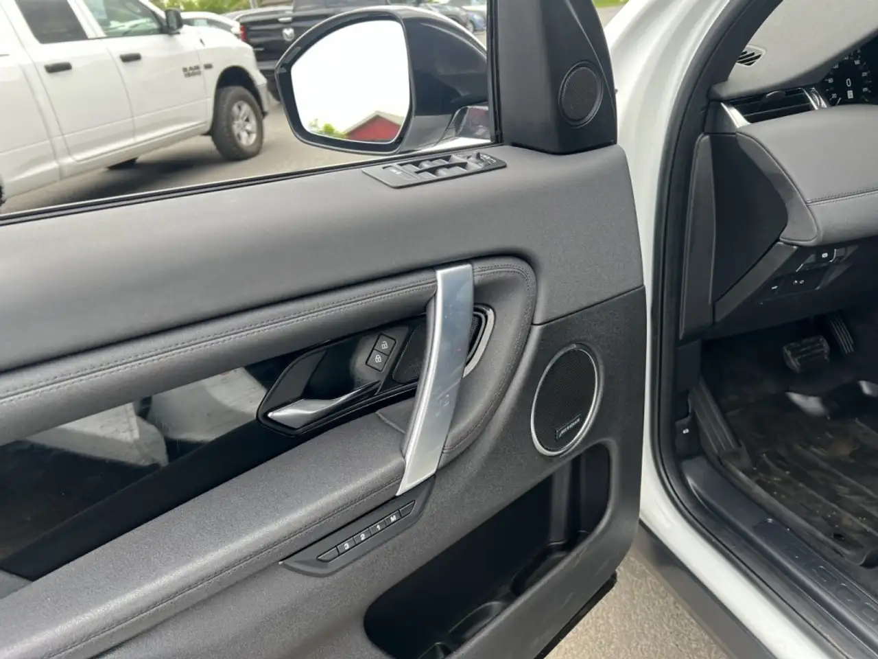 Land Rover Discovery Sport снимка Land Rover Discovery Sport