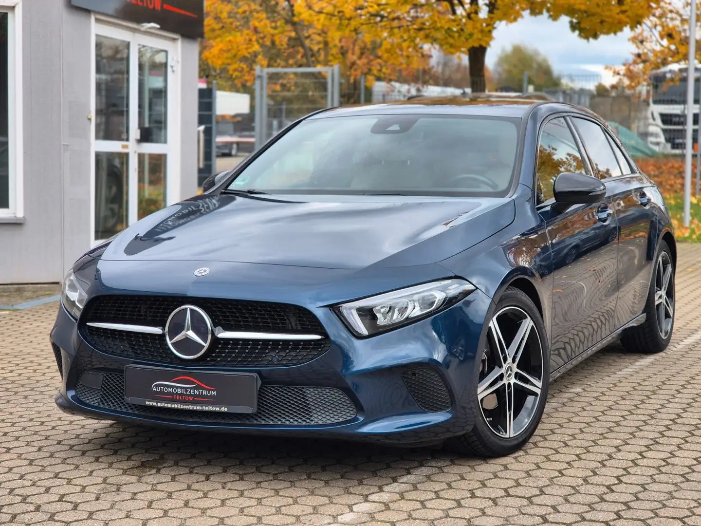 Mercedes-Benz A 180 Progressive Night Paket | Carbon | 18" AMG Blau - 1