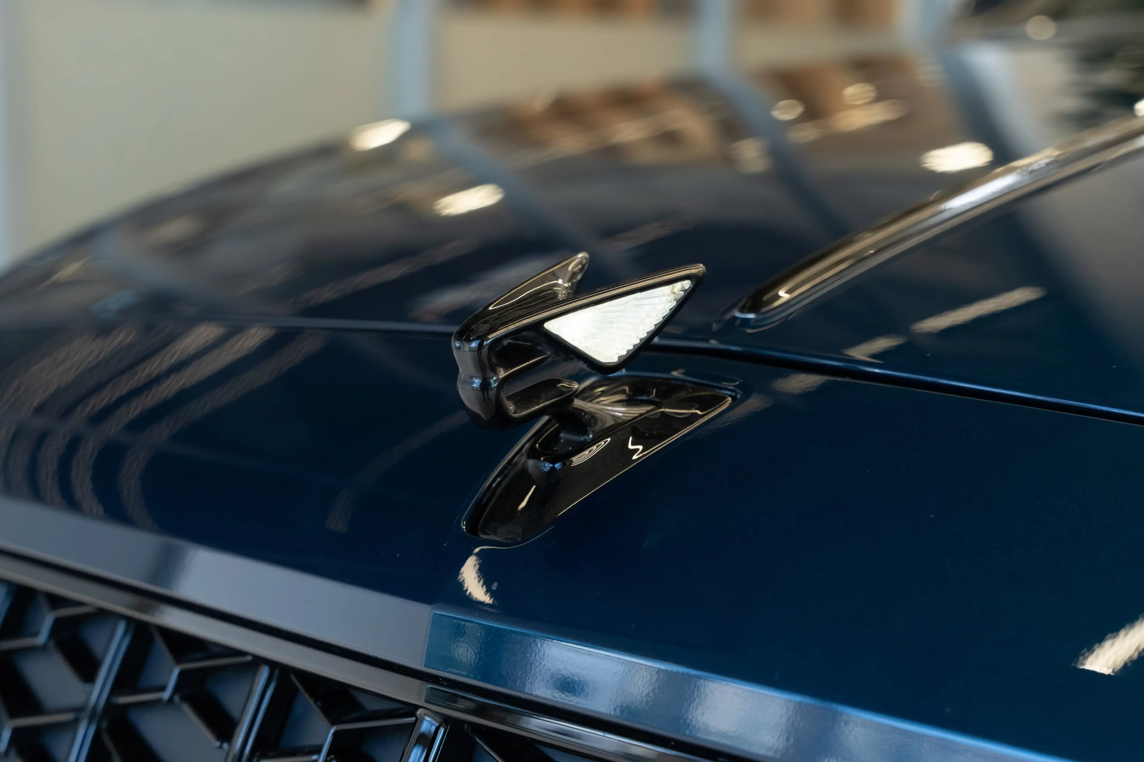 Bentley Flying Spur Azure V8 Hybrid — photo 4