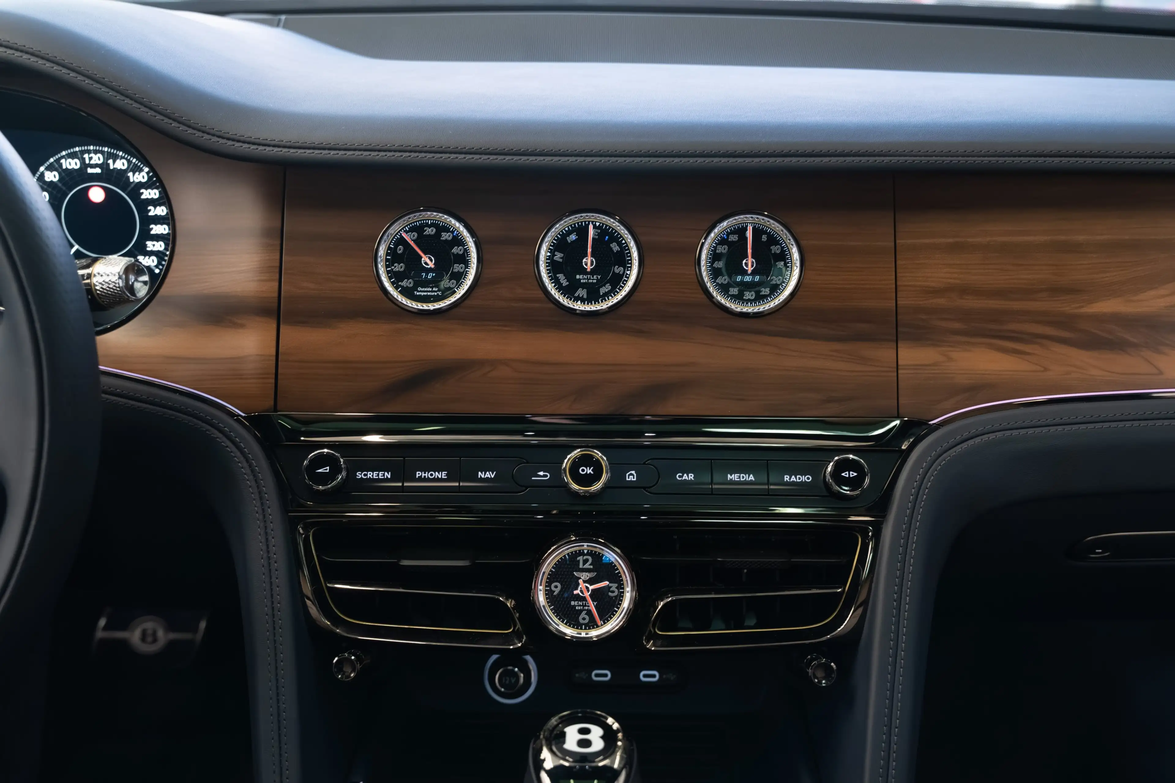 Bentley Flying Spur Azure V8 Hybrid — photo 15