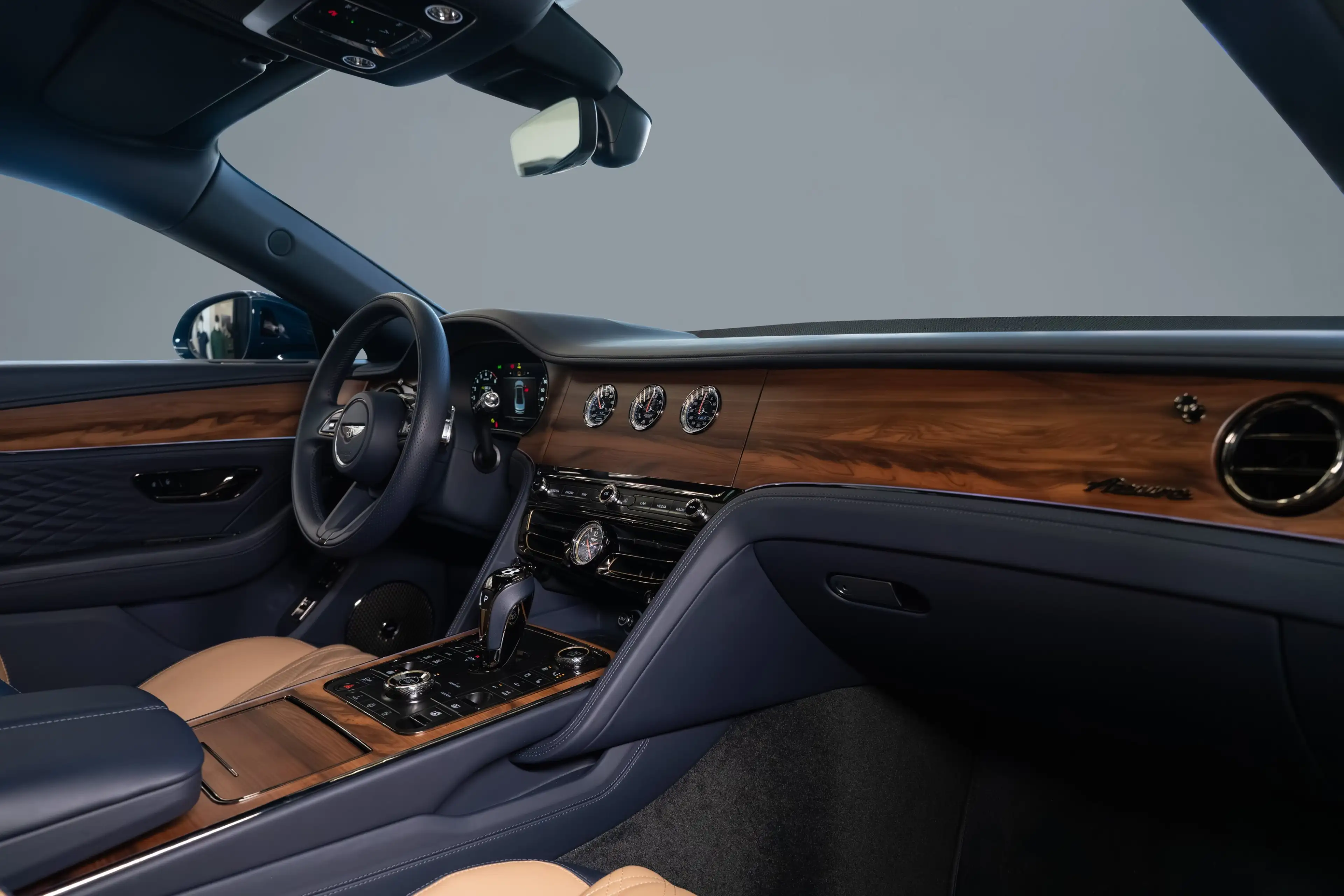 Bentley Flying Spur Azure V8 Hybrid — photo 13