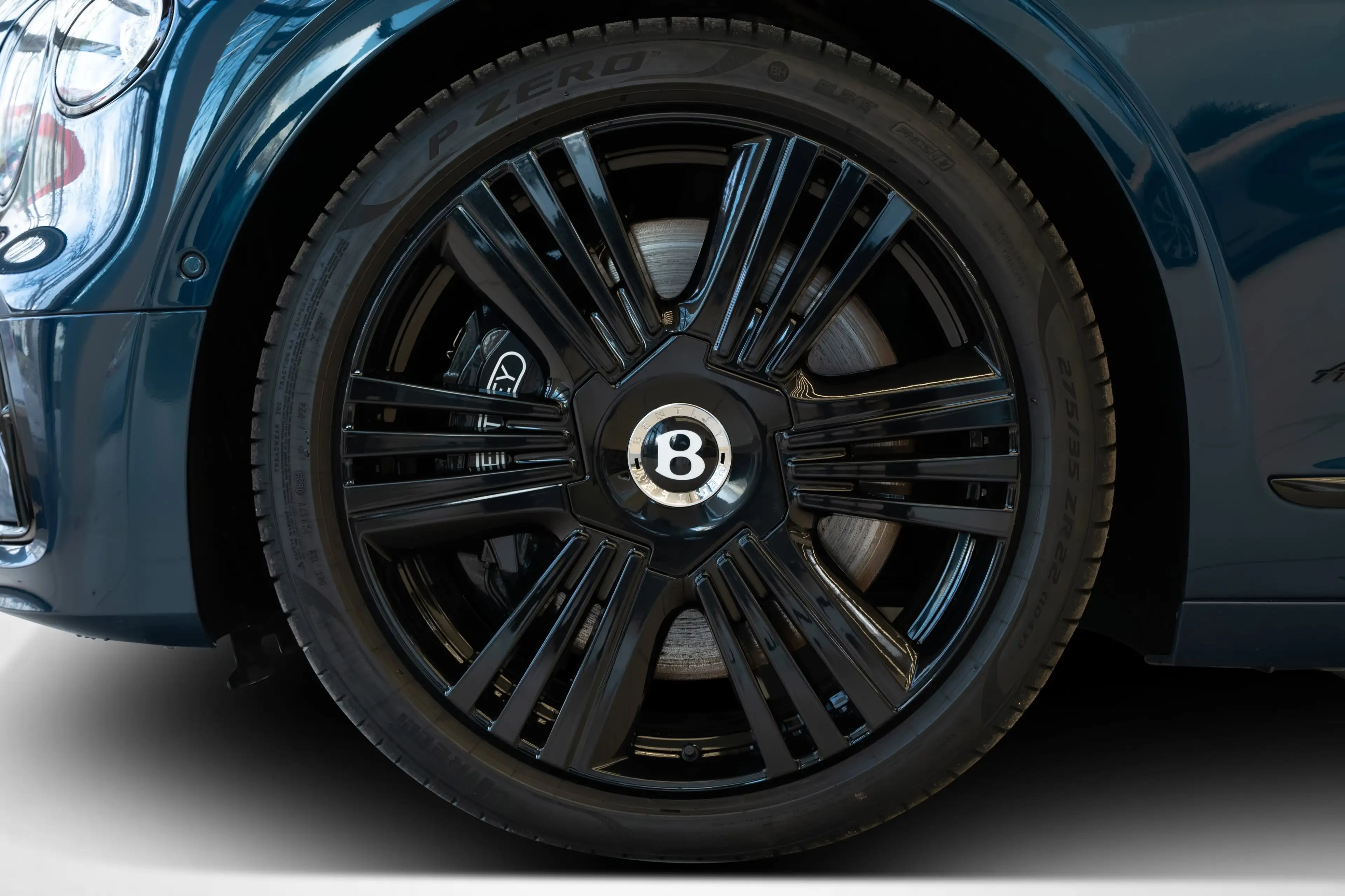 Bentley Flying Spur Azure V8 Hybrid — photo 5