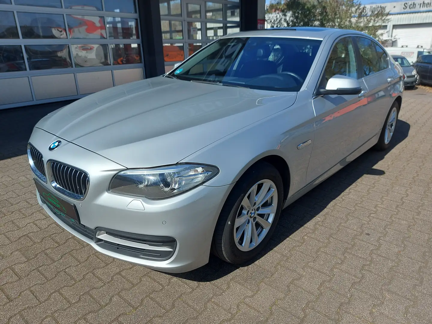 BMW 520 520 d*Automatik*Navi Prof*PDC*el.GHSD*Xenon*Euro6 Silber - 1