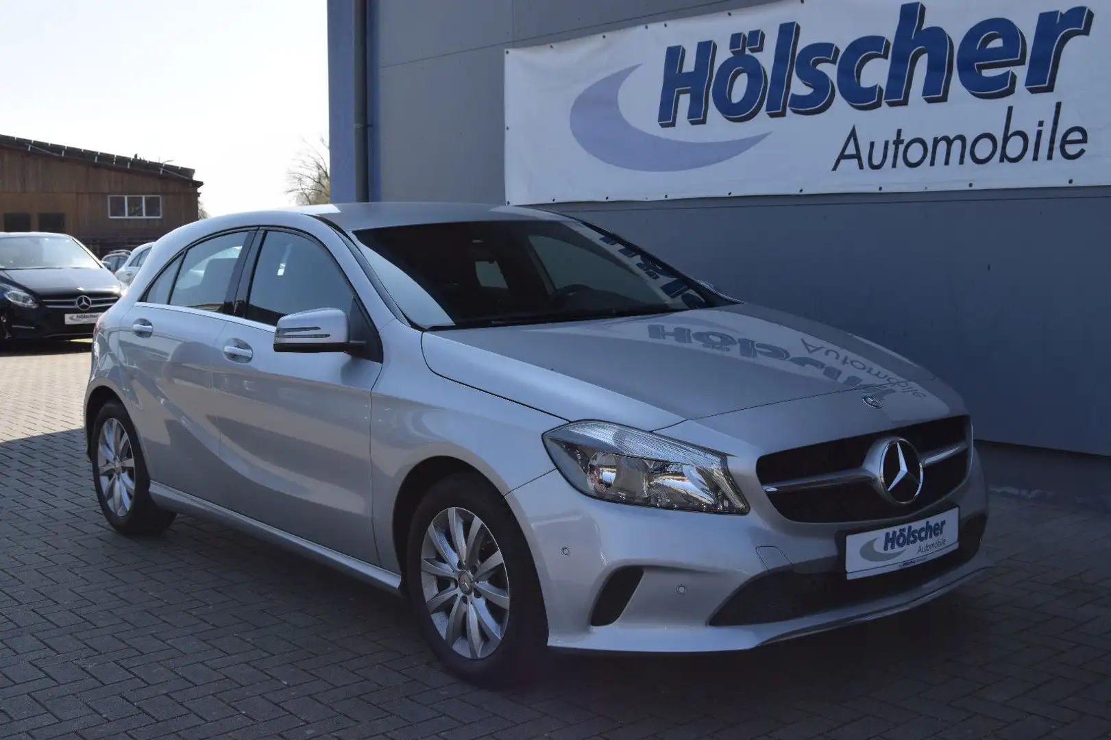 Mercedes-Benz A 180 !AUTOM!Navi,Leder,Sitzh,Parks,V&H,Allwett, Silber - 1