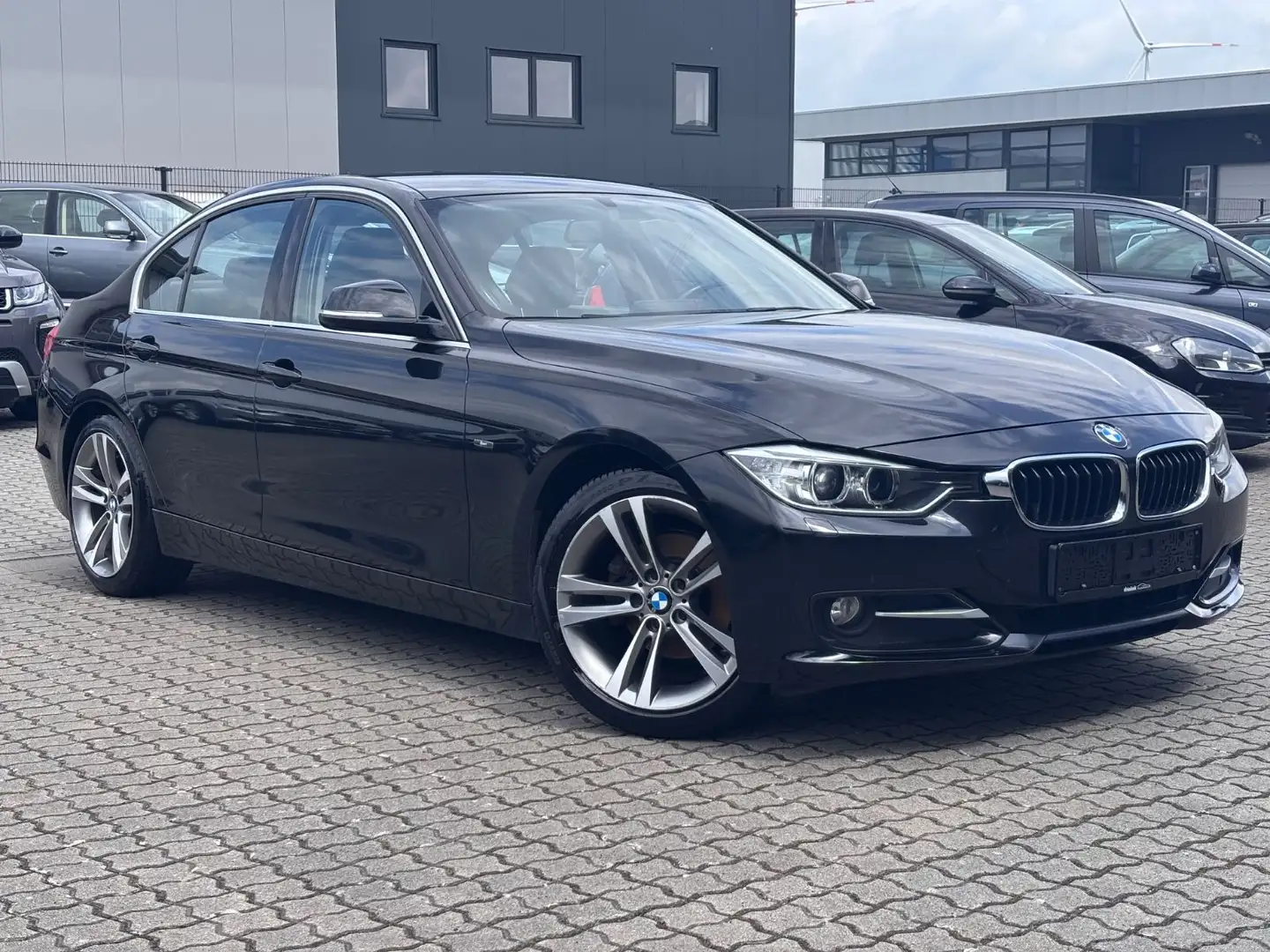 BMW 320 i Lim.-Xenon-Sportzitse-Leder-Navi-Eur5 Noir - 1