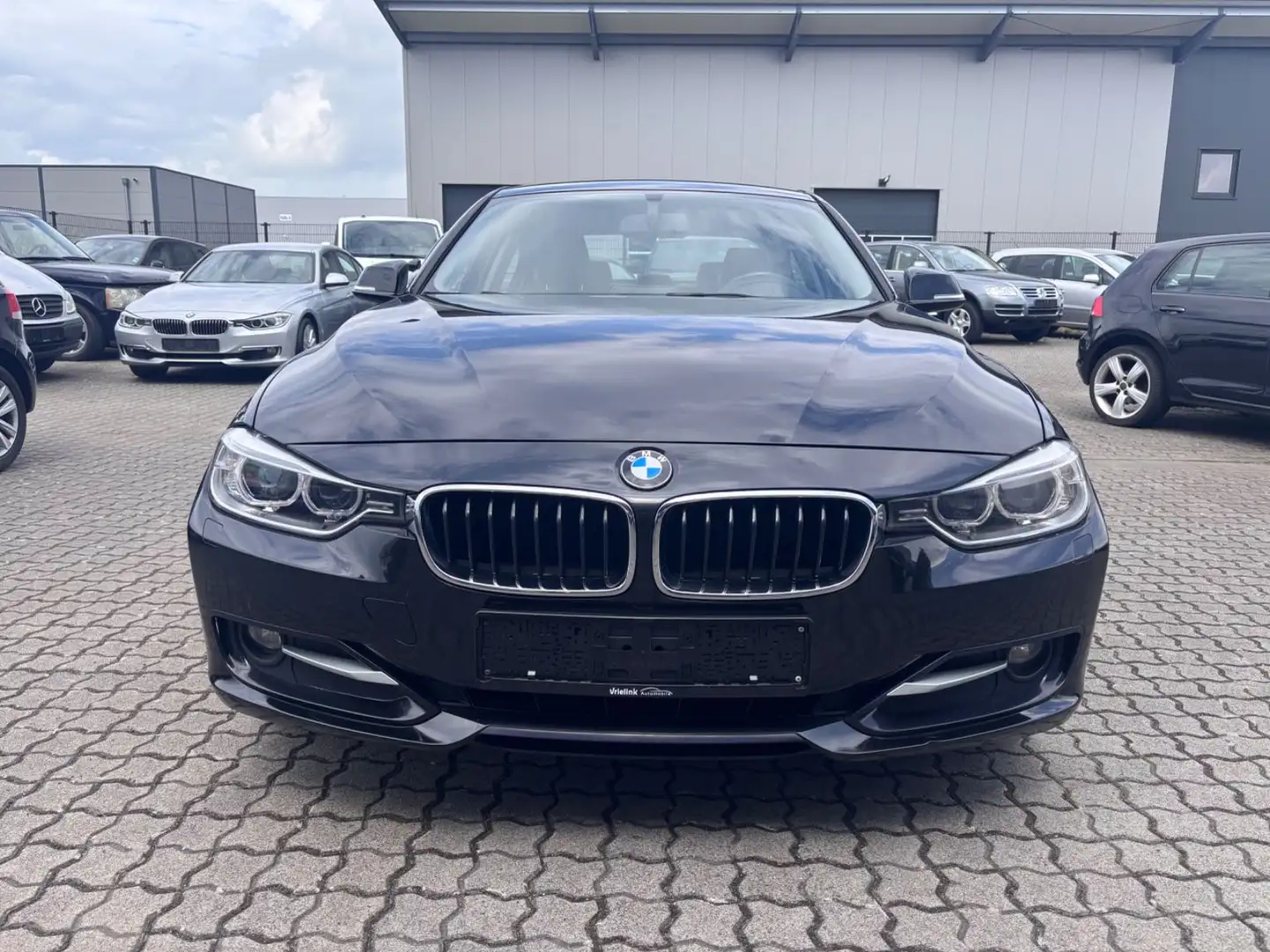 BMW 320 i Lim.-Xenon-Sportzitse-Leder-Navi-Eur5 Noir - 2