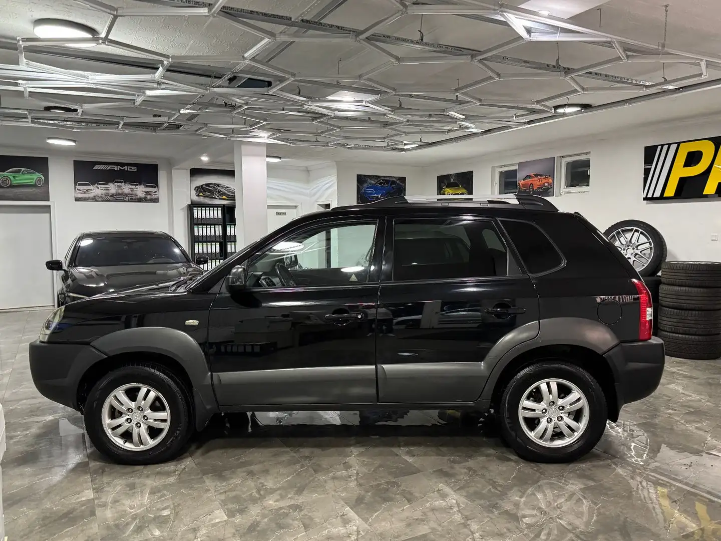 Hyundai TUCSON 2.0 CRDi VGT GLS / Automatik Tempomat SHZ Schwarz - 2