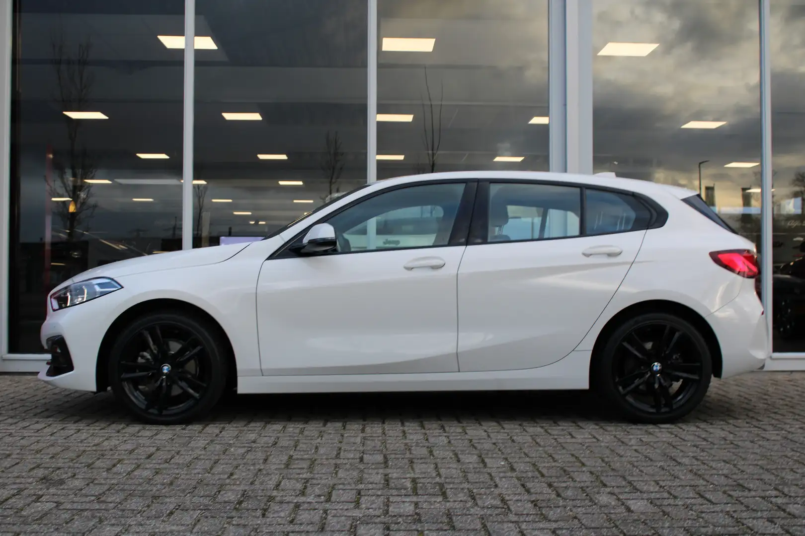 BMW 118 1-serie 118i Executive Edition | 18" Lichtmetalen Weiß - 2