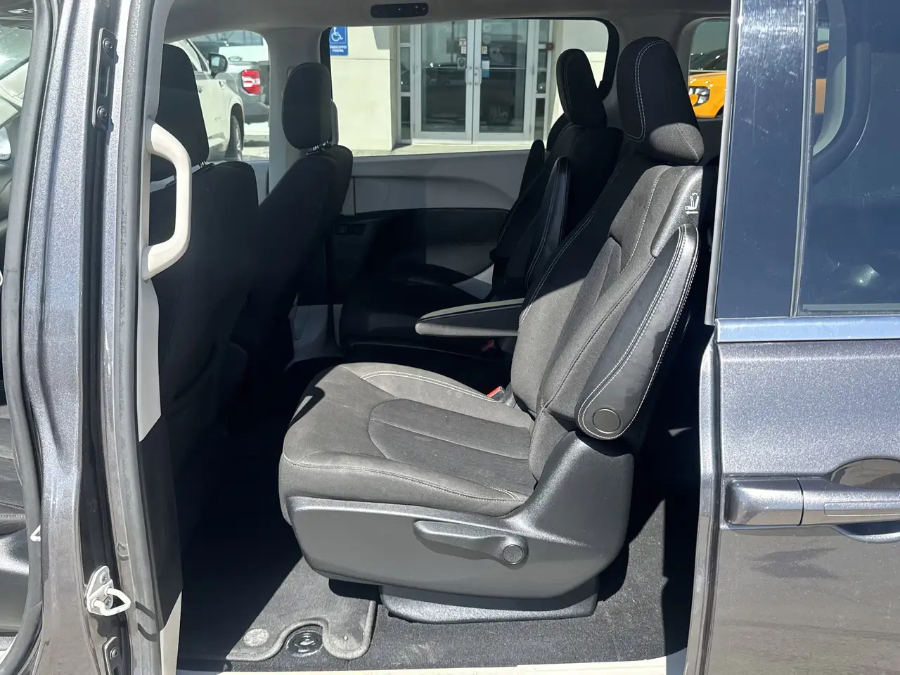 Chrysler Grand Caravan снимка Chrysler Grand Caravan