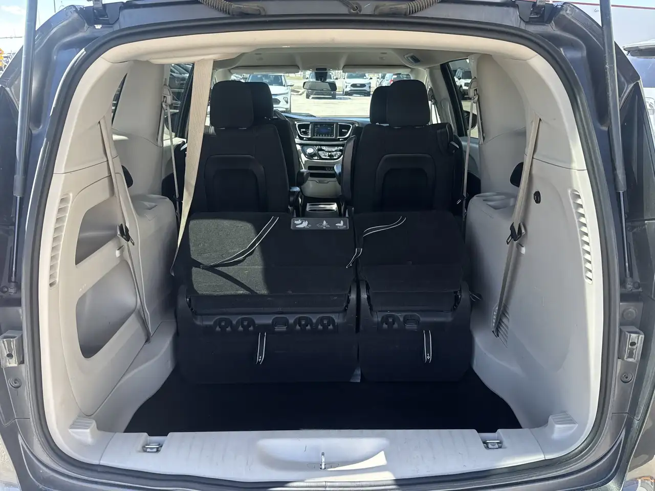 Chrysler Grand Caravan снимка Chrysler Grand Caravan