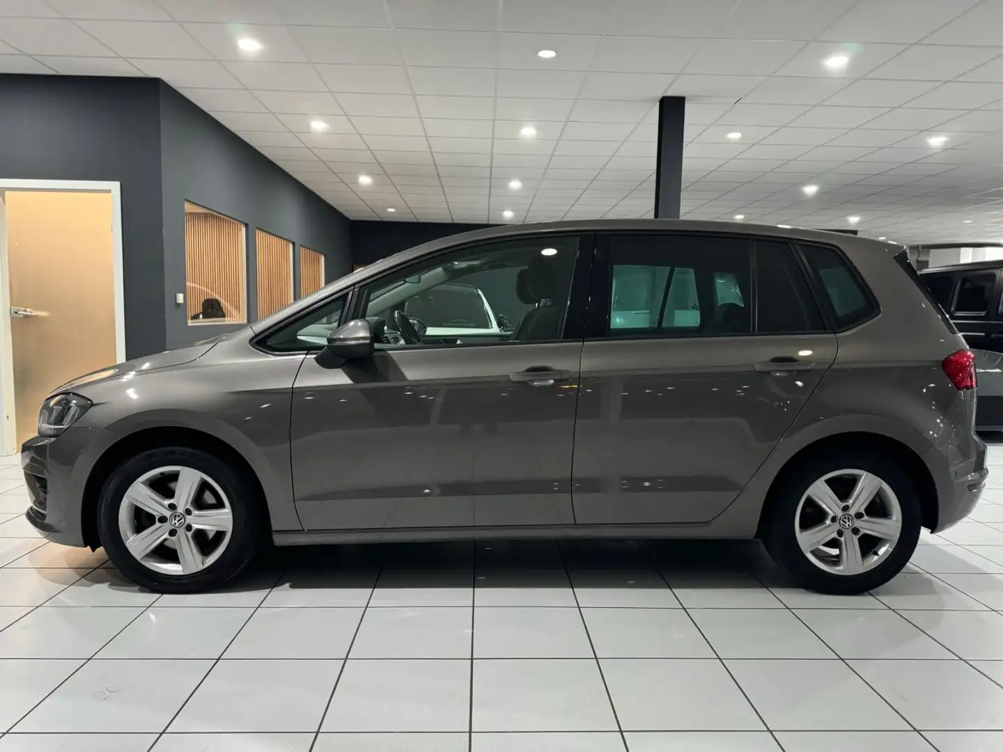 Volkswagen Golf Sportsvan VII Highline*DSG*LED*AHK*TEMP*NAV Grijs - 2