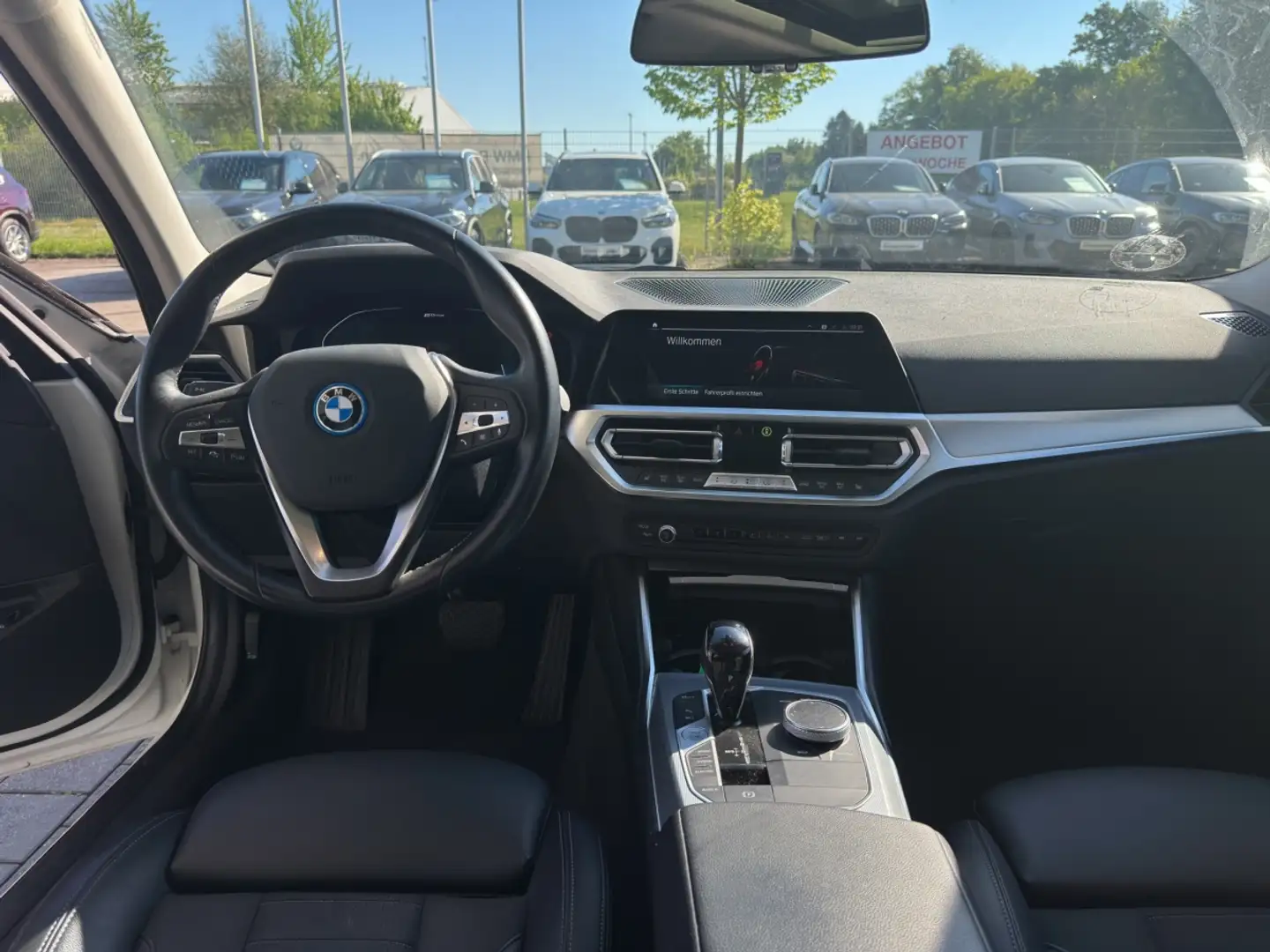 BMW 330 e xDrive Touring Sport Line ACC AHK Panorama Weiß - 2