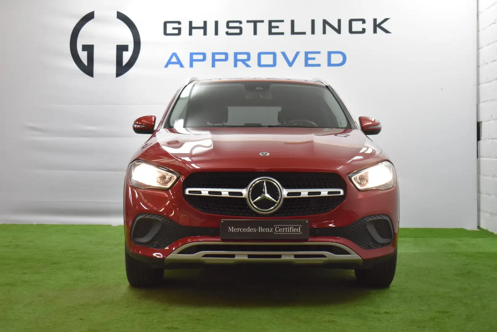 Mercedes-Benz GLA 180 GLA Rood - 2