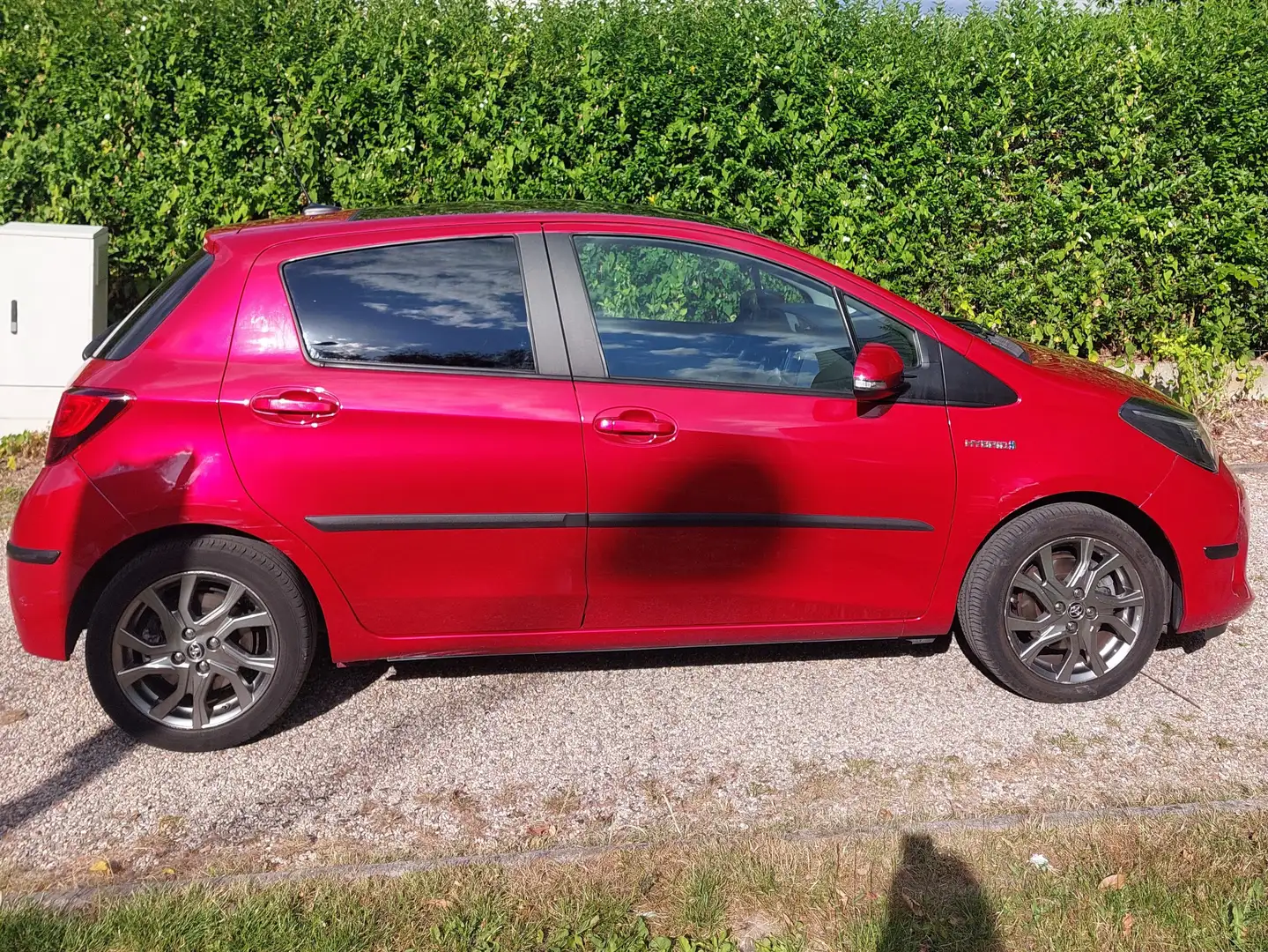 Toyota Yaris Yaris 1.5i VVT-i Hybrid Comfort E-CVT Rouge - 2