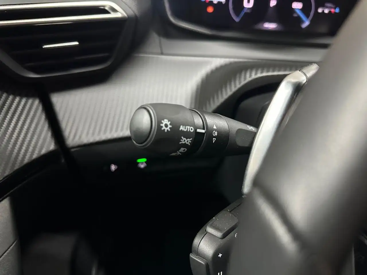 Peugeot 2008 Allure 1.2 PT 130 Automatik+ SHZ+360°CAM+ACC 21