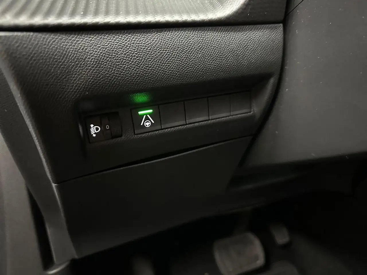 Peugeot 2008 Allure 1.2 PT 130 Automatik+ SHZ+360°CAM+ACC 13