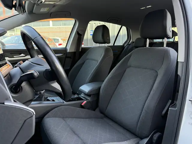 Volkswagen Golf view 4
