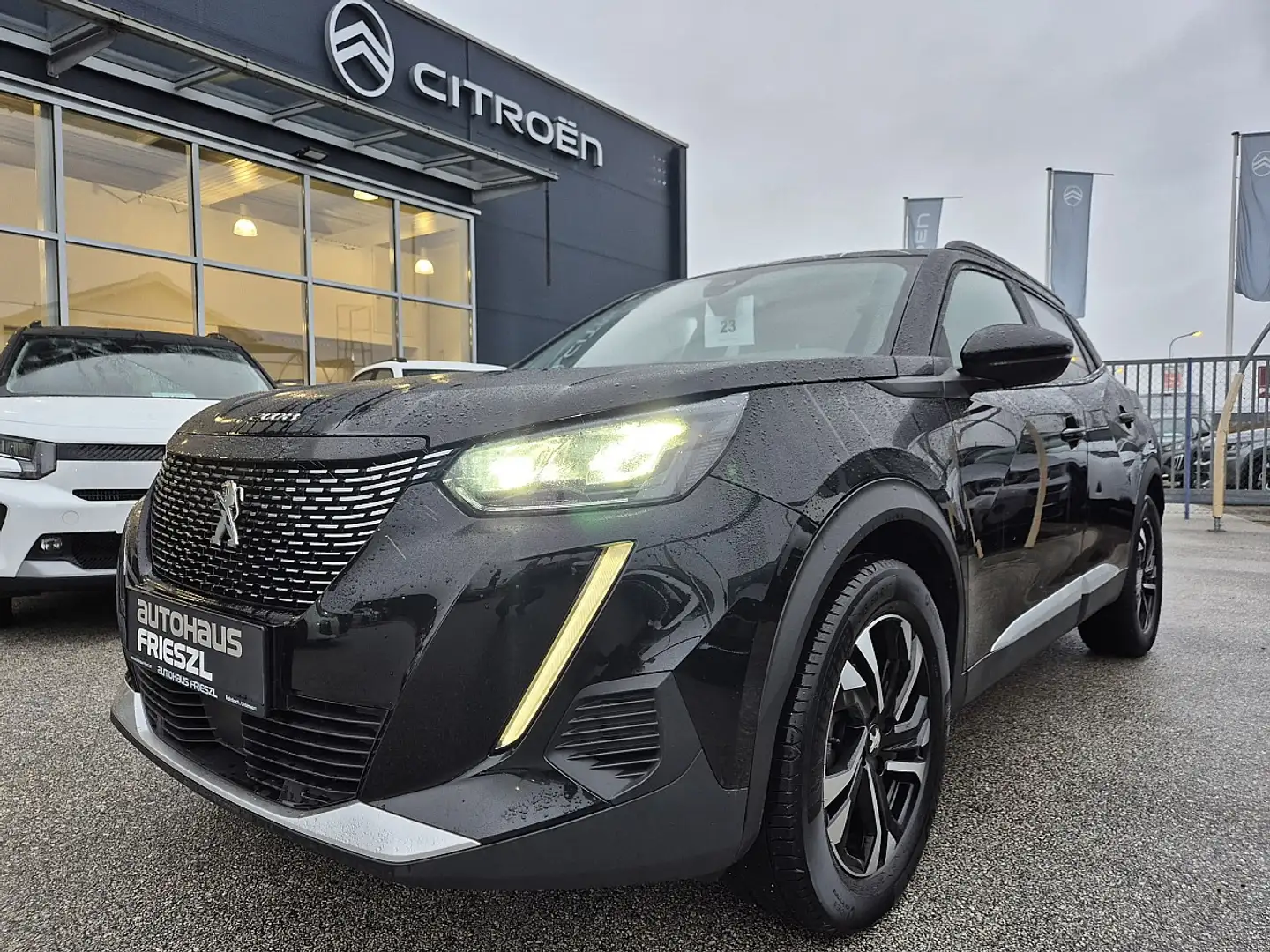 Peugeot 2008 PureTech 130 S&S Allure 6-Gang-Manuel *LED, RFK* Schwarz - 1