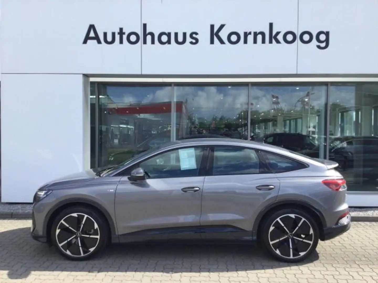 Audi Q4 e-tron Q4 45 Sportback e-tron S-Line 77kwh GAR 03.27 Navi Grau - 1