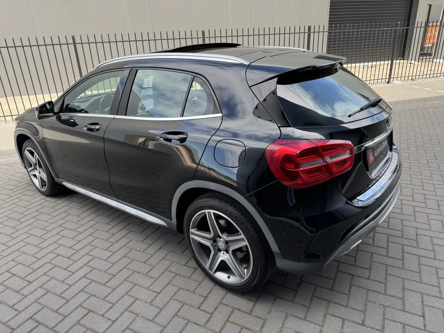 Mercedes-Benz GLA 180 Prestige AMG Leder, Pano, Camera, Spiegel/ Design/ Zwart - 2