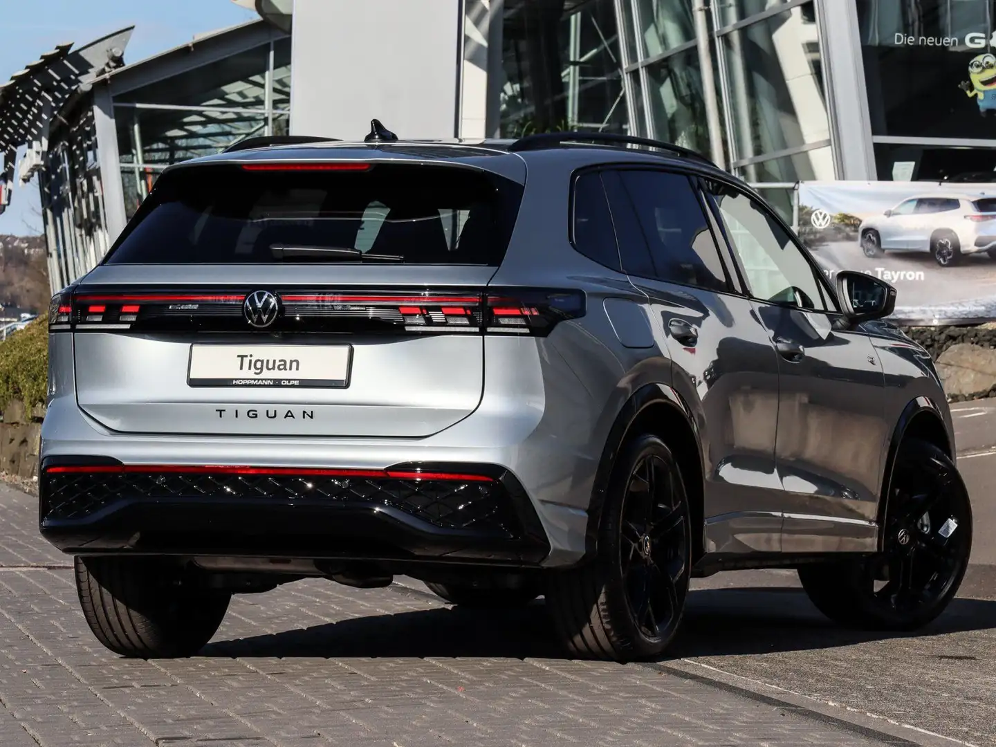 Volkswagen Tiguan R-Line 2,0 l TDI DSG AHK Blackstyle MATRI Silber - 2