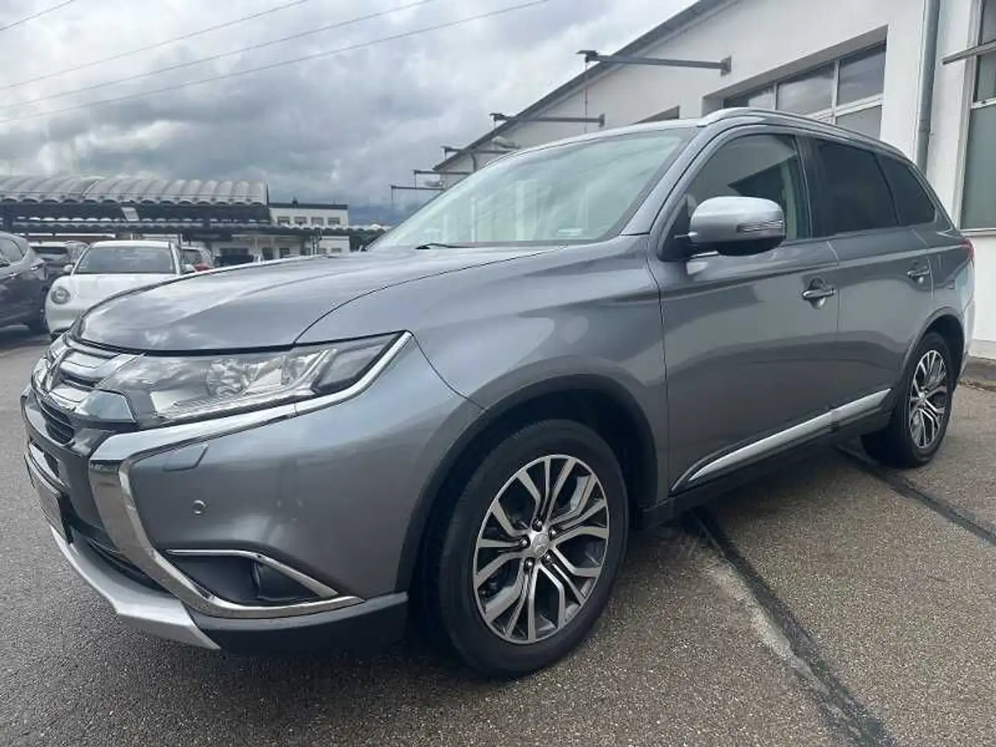 Mitsubishi Outlander 2.2 SUV-Star+ 4WD AT / WR / AHK Gris - 1