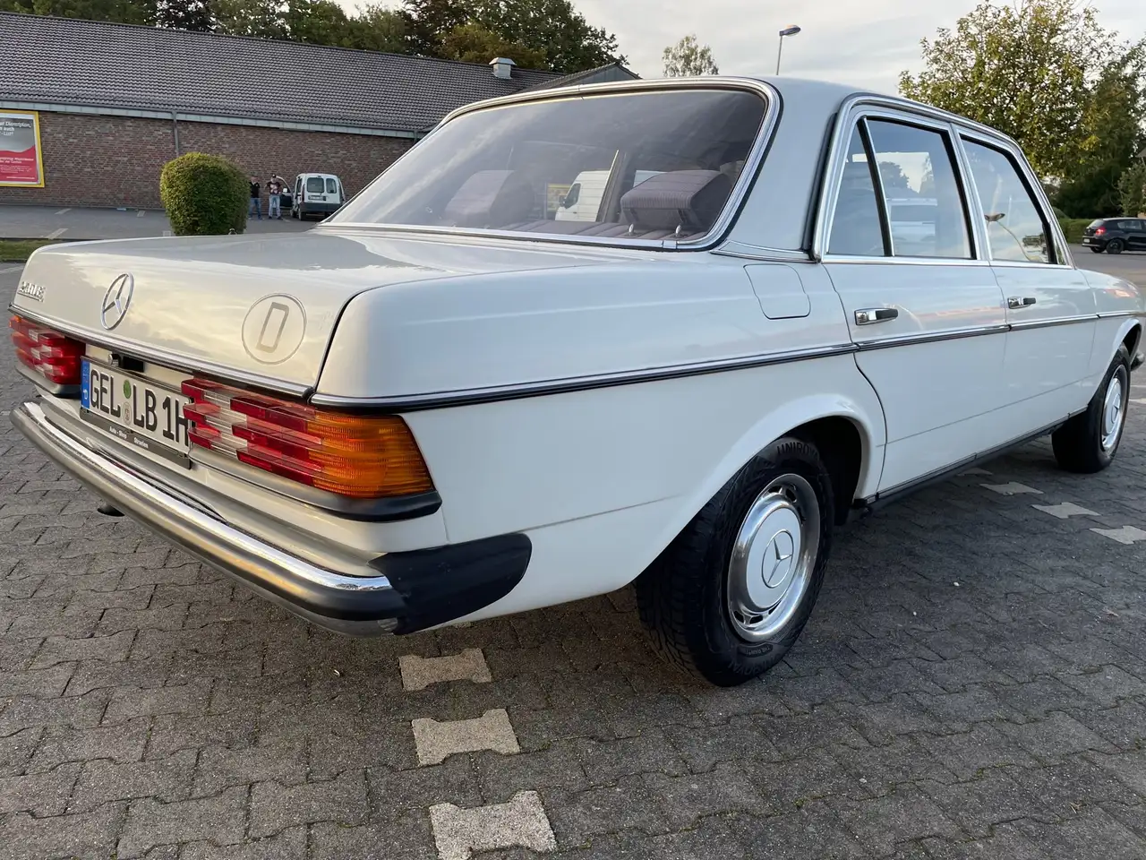 Mercedes-Benz 230 E AUTOMATIK*SD*H-KENNZEICHEN*ZV*INSP+TÜV NEU !!, foto 3