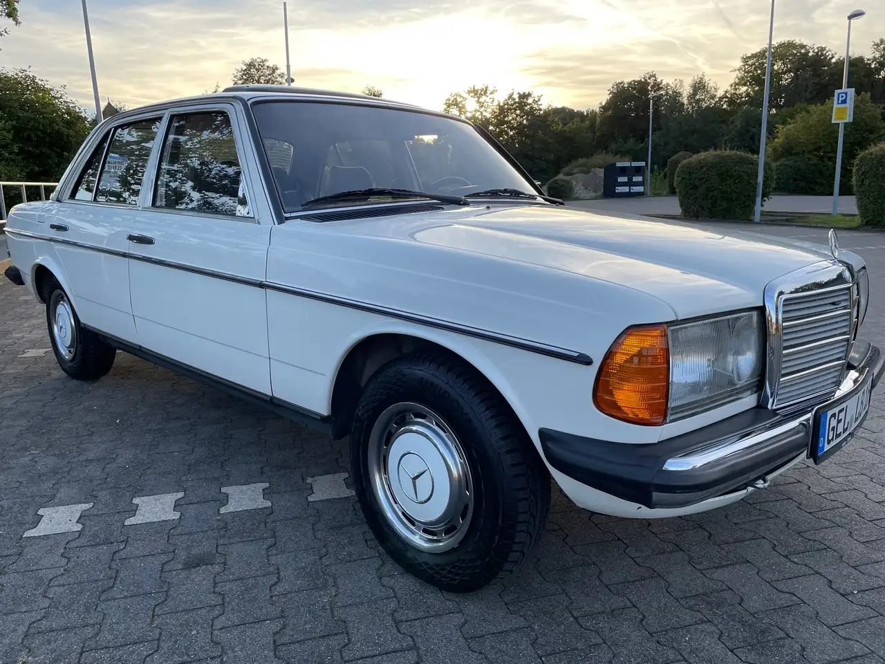 Mercedes-Benz 230 E AUTOMATIK*SD*H-KENNZEICHEN*ZV*INSP+TÜV NEU !!, foto 2