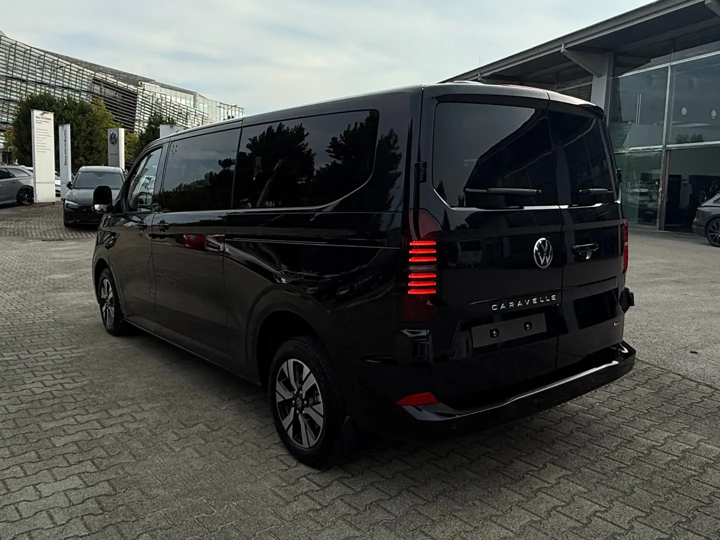 Volkswagen T7 Caravelle Life LR TDI AG8 4MOTION Schwarz - 2