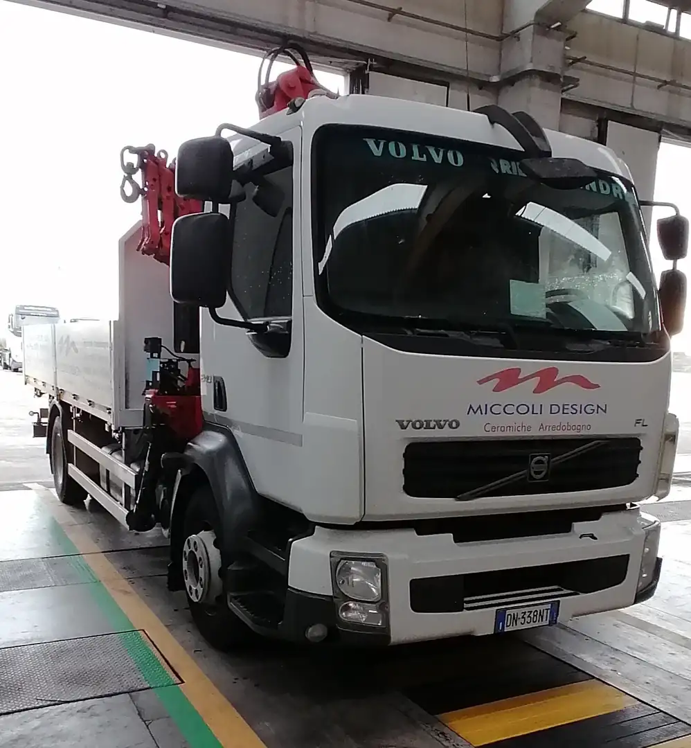 Volvo Autocarro con gru - 1