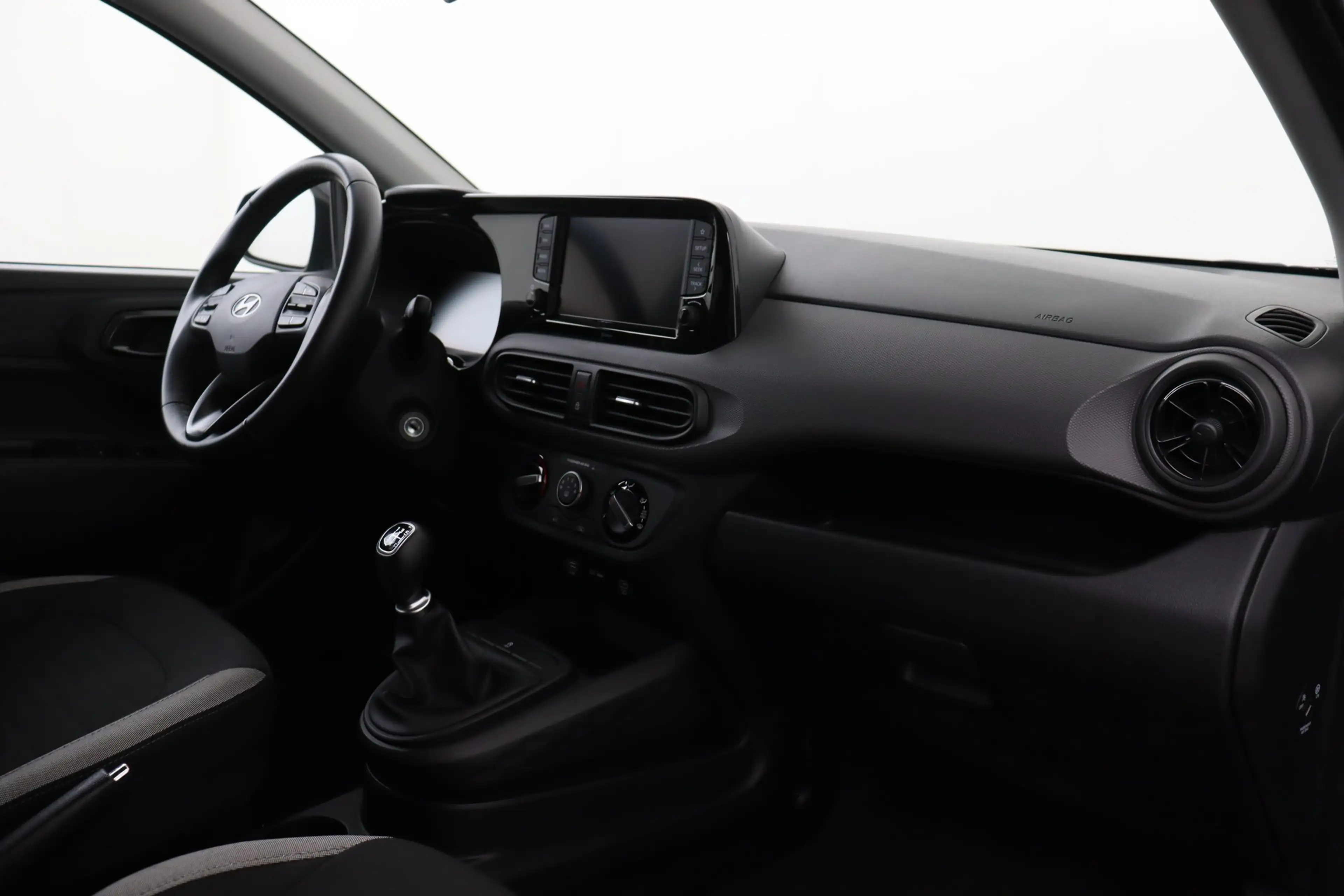 Hyundai i10 1.0 MPi + GPS + CAMERA + PDC + CRUISE + ALU — photo 11