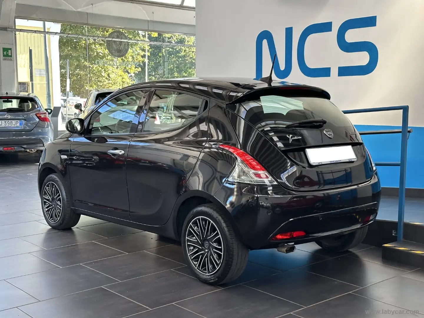 Lancia Ypsilon 1.0 FireFly 5p.S&S Hybryd Gold NEOPATENTATI Noir - 2