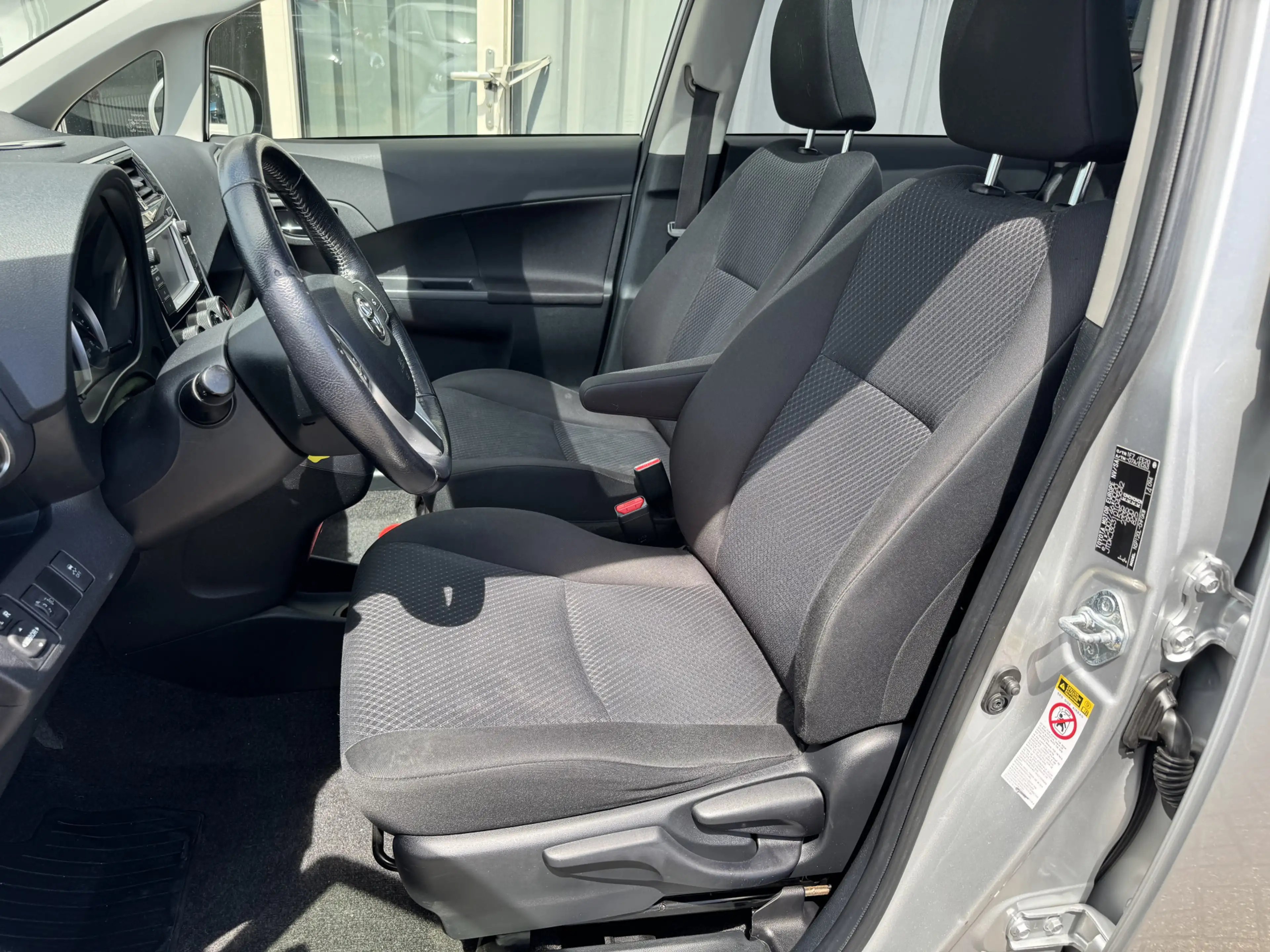 Toyota Verso-S 1.3 VVT-i Dynamic — photo 6