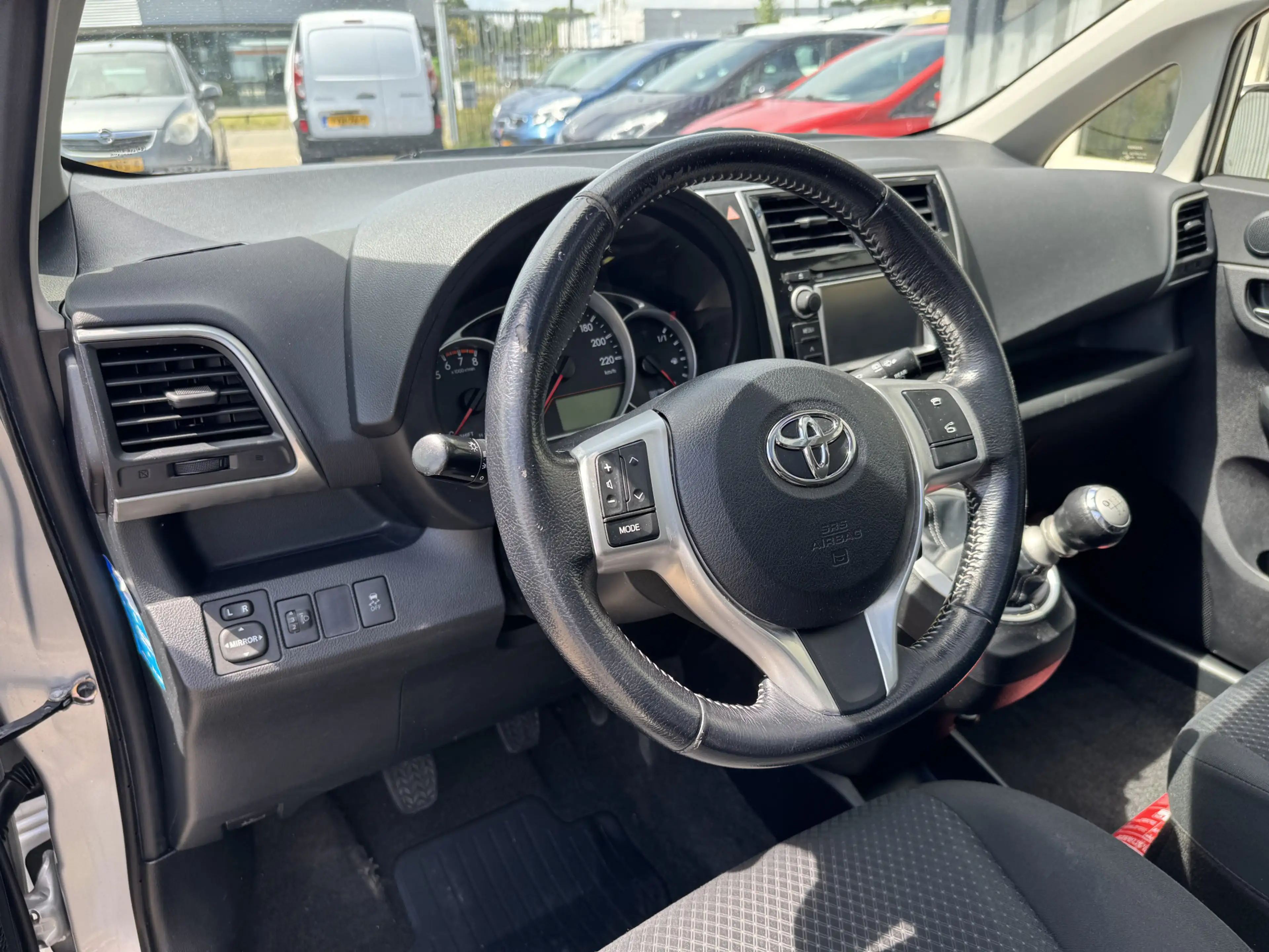 Toyota Verso-S 1.3 VVT-i Dynamic — photo 10