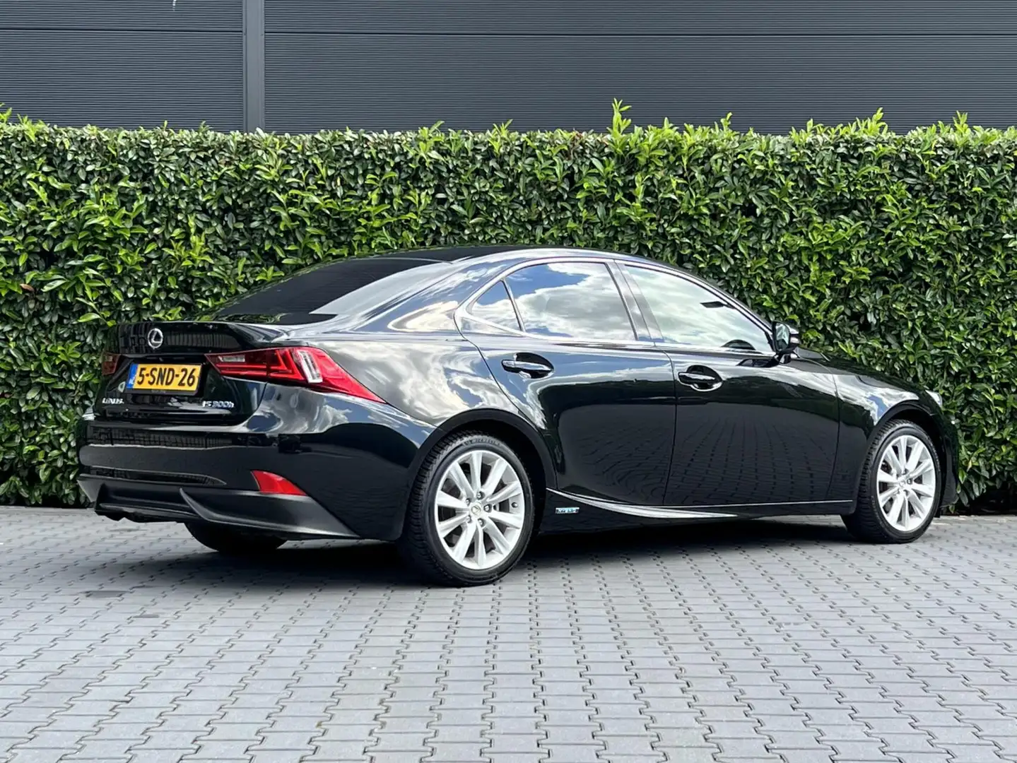 Lexus IS 300 300h Edition, NL AUTO, NAP LOGISCH, NAVIGATIE, CRU Schwarz - 2