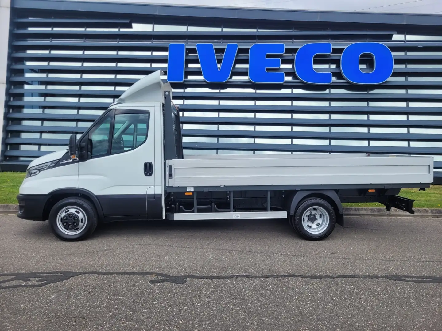 Iveco 35C16H3.0A8P pick up nieuwe fabrieksbak  4.100 mm bijela - 1