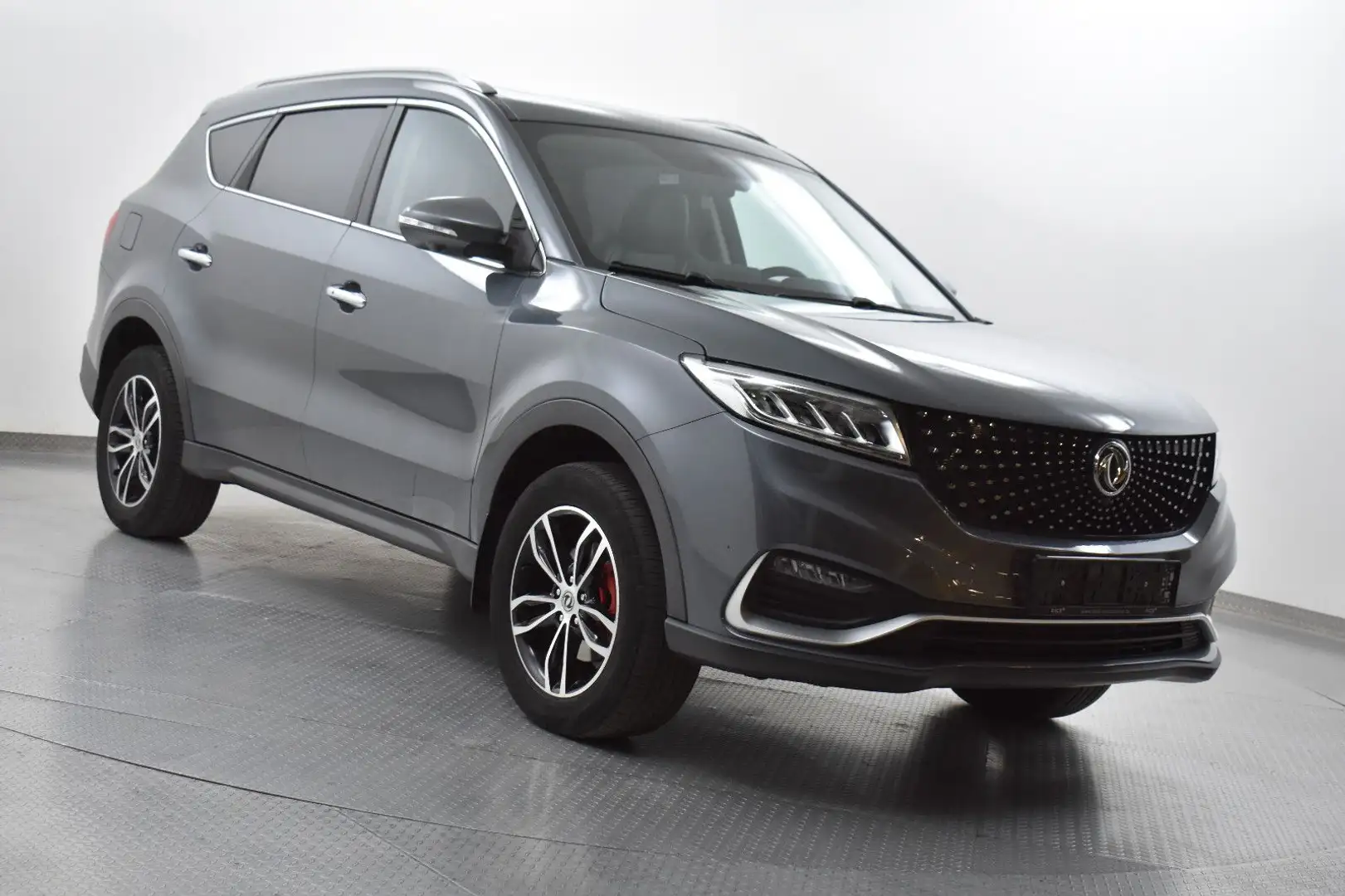 DFSK Fengon 580 1.5T CVT 7SI+PANO+360+NAVI+LEDER+LED Grey - 1