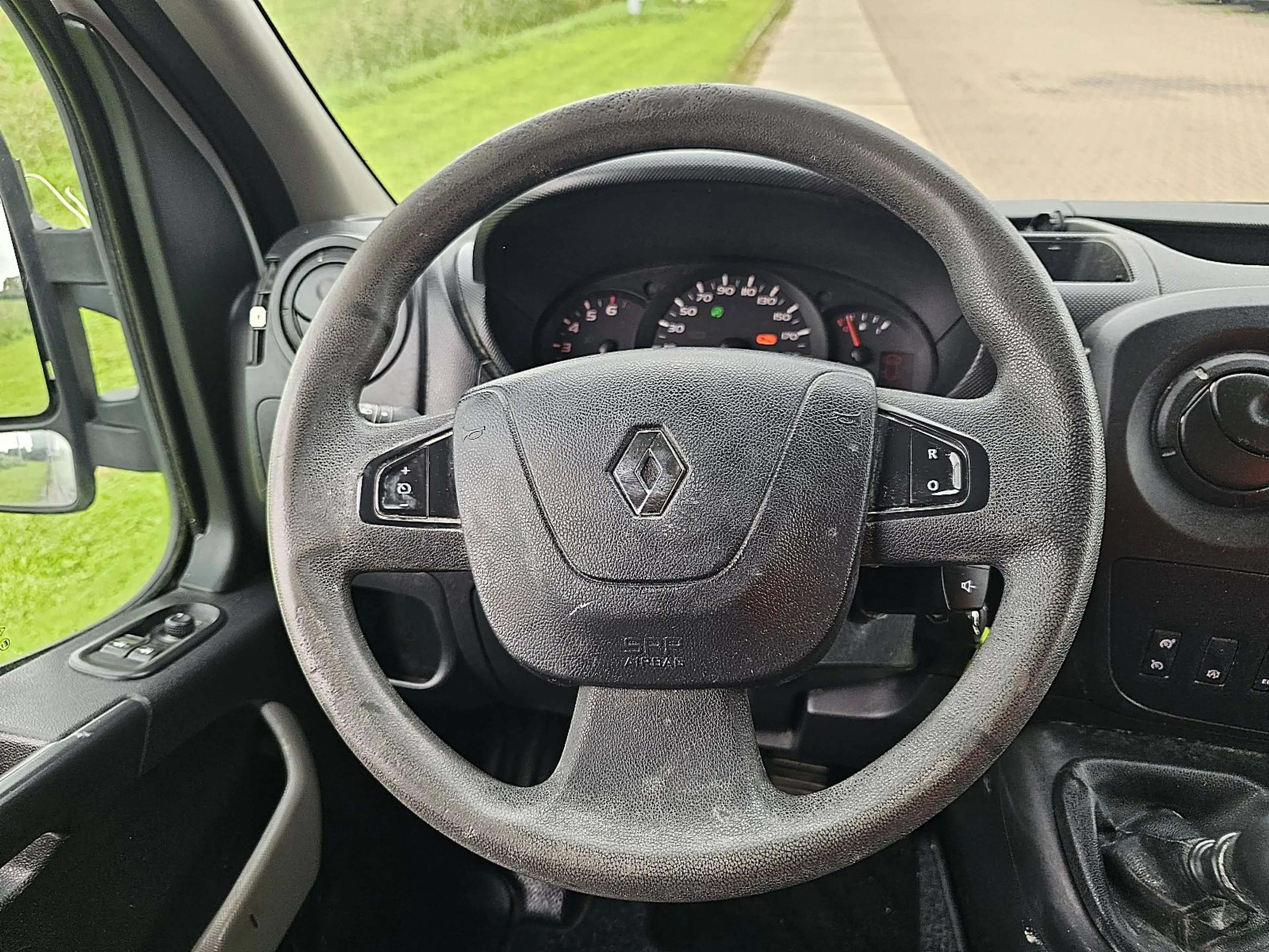 Renault Master 2.3 — photo 11