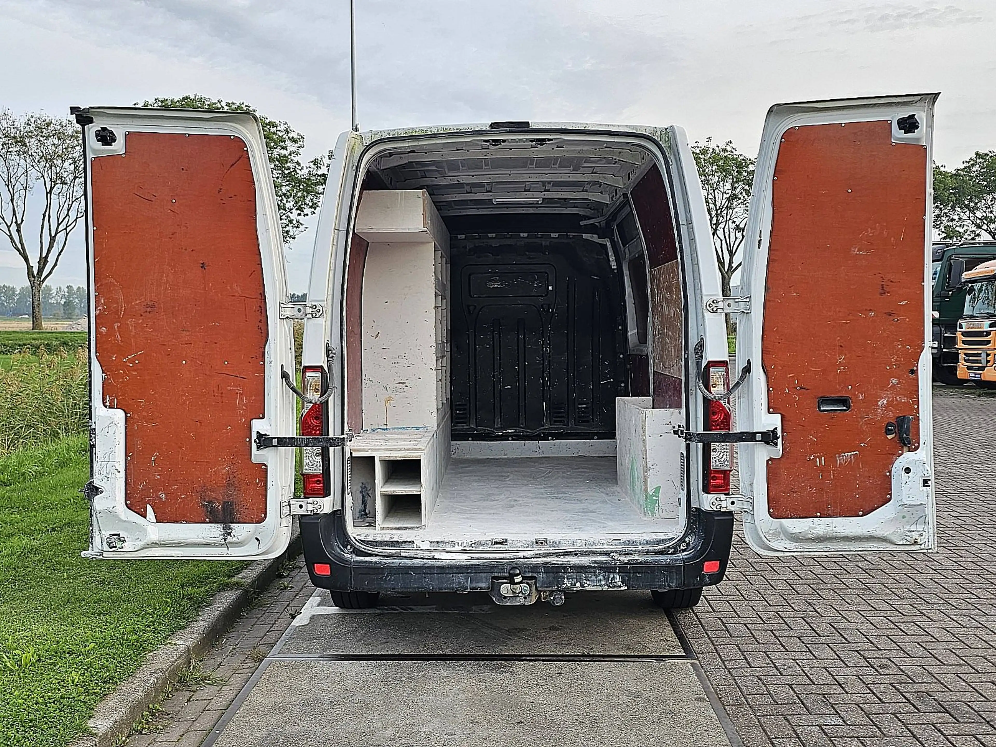 Renault Master 2.3 — photo 12