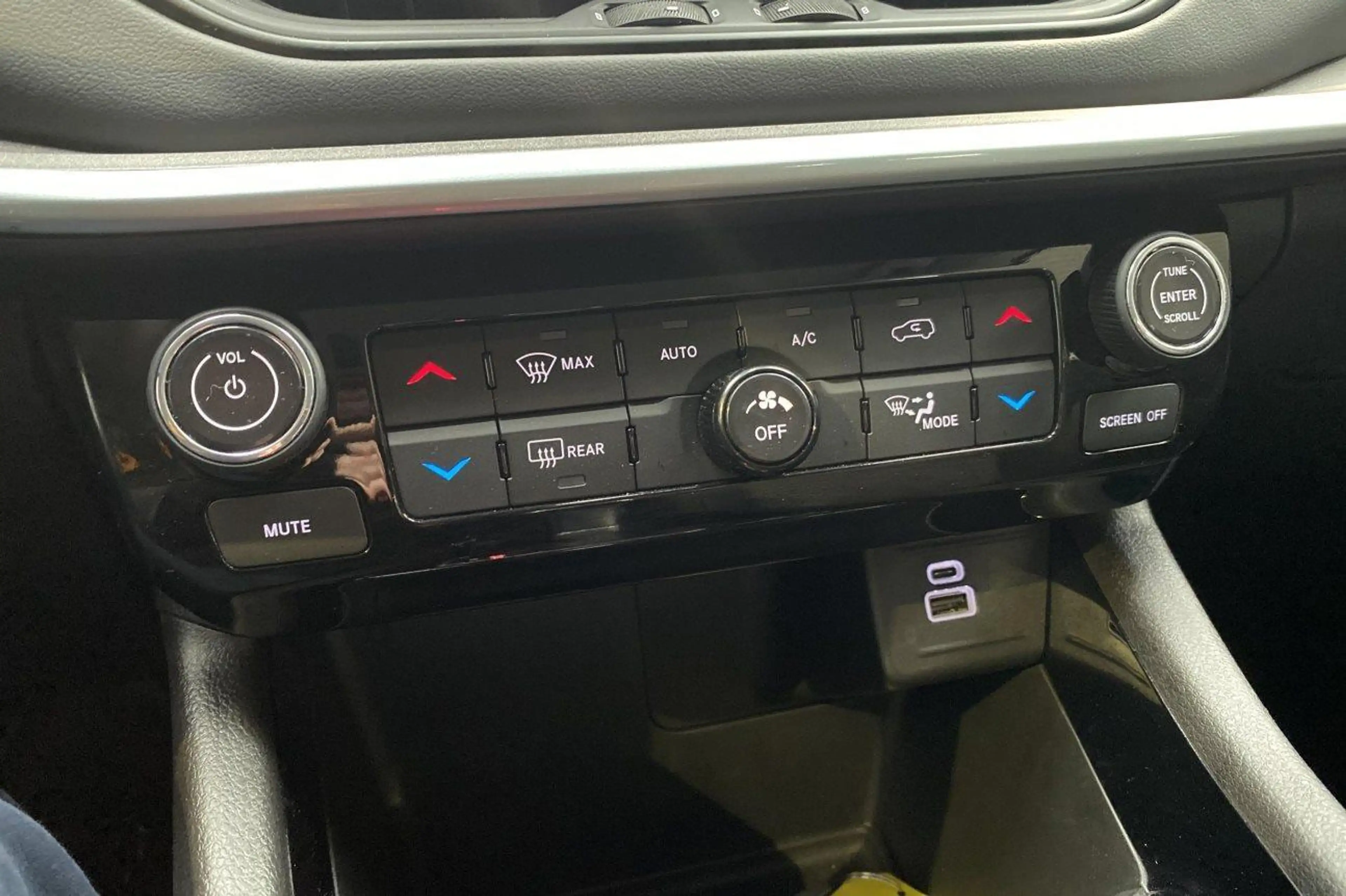 Jeep Compass ALTITUDE e-HYBRID — photo 15