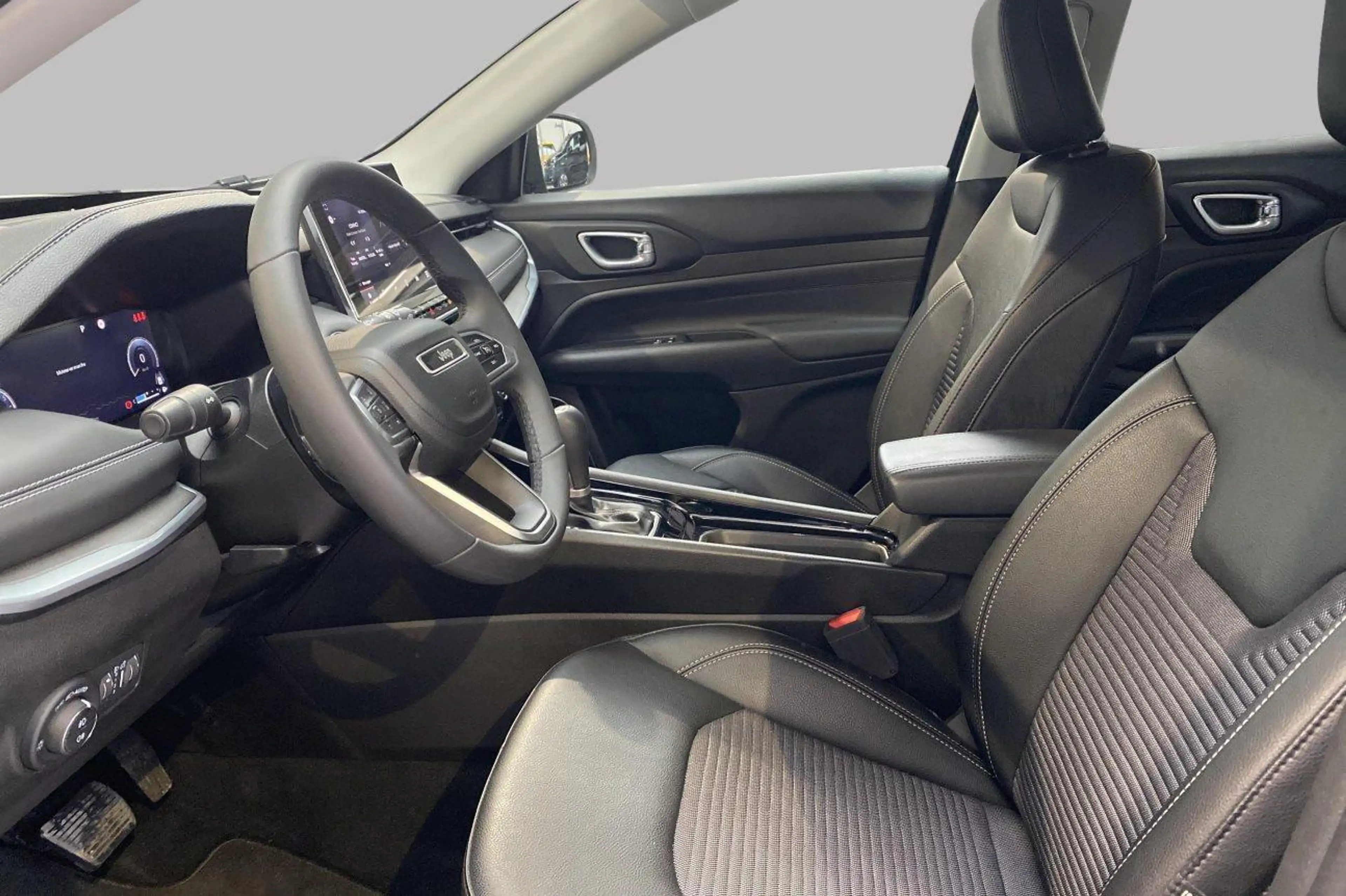 Jeep Compass ALTITUDE e-HYBRID — photo 10