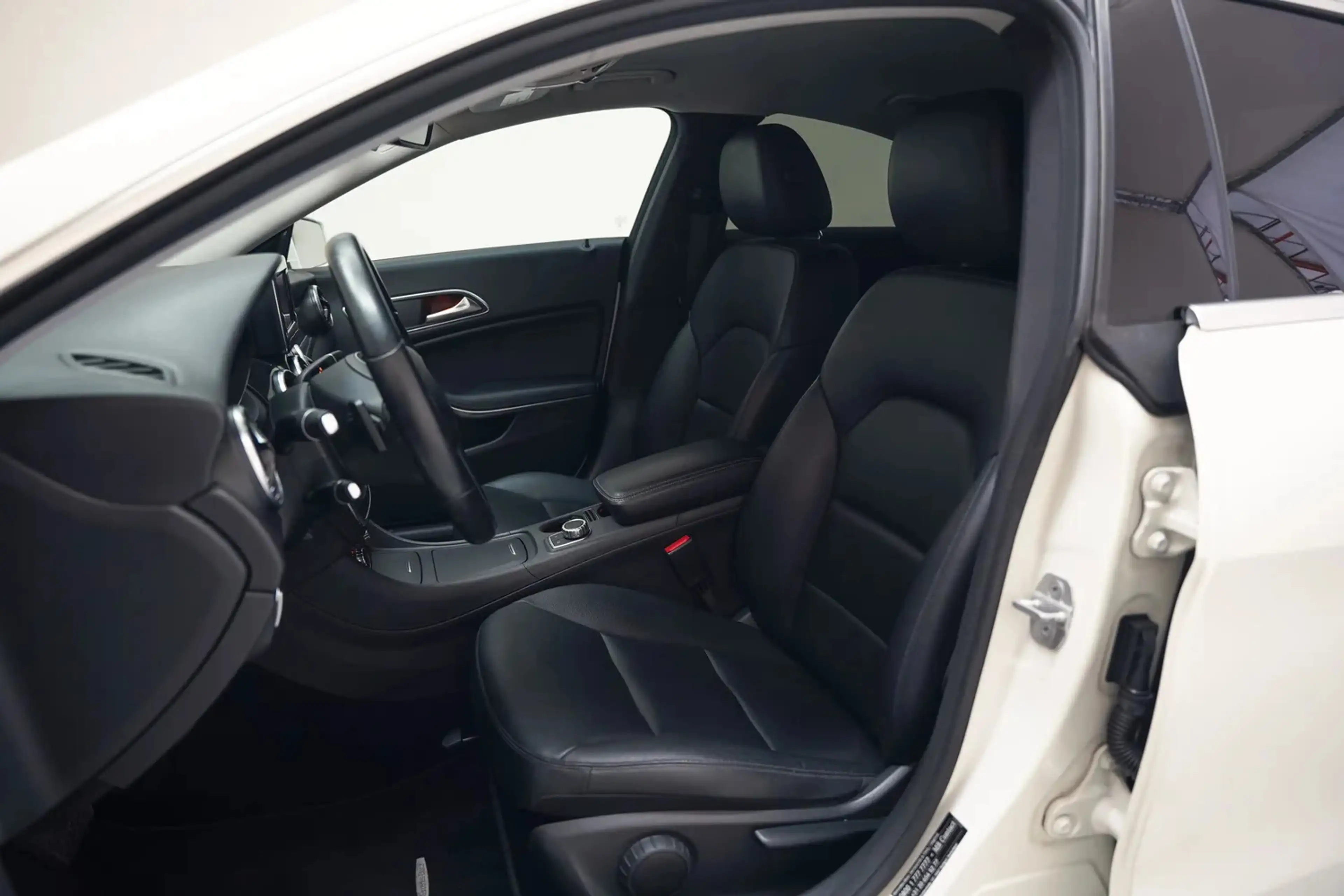 Mercedes-Benz CLA 200 Ambition Aut. [ Cruise control Climate control Led — photo 9