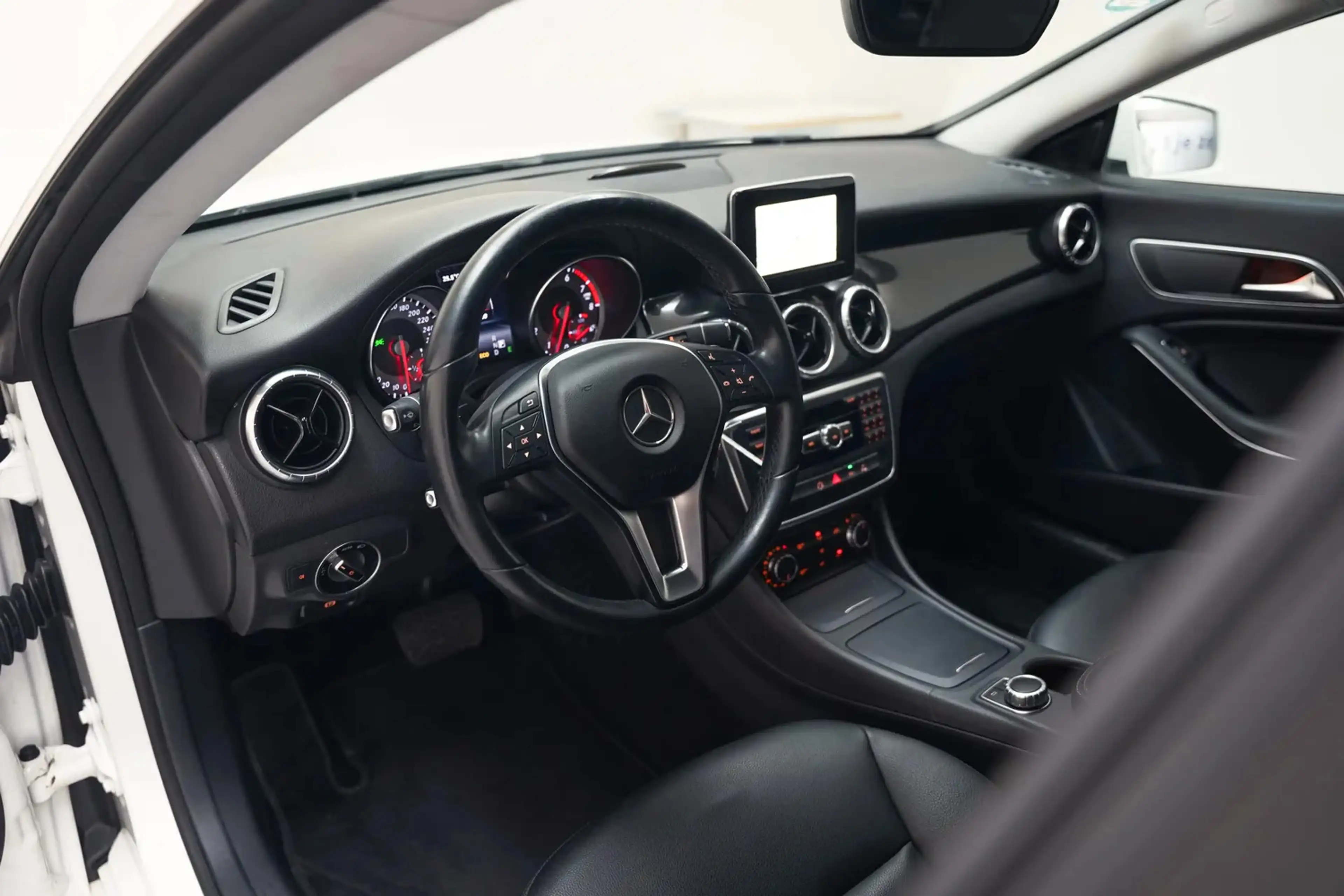Mercedes-Benz CLA 200 Ambition Aut. [ Cruise control Climate control Led — photo 14