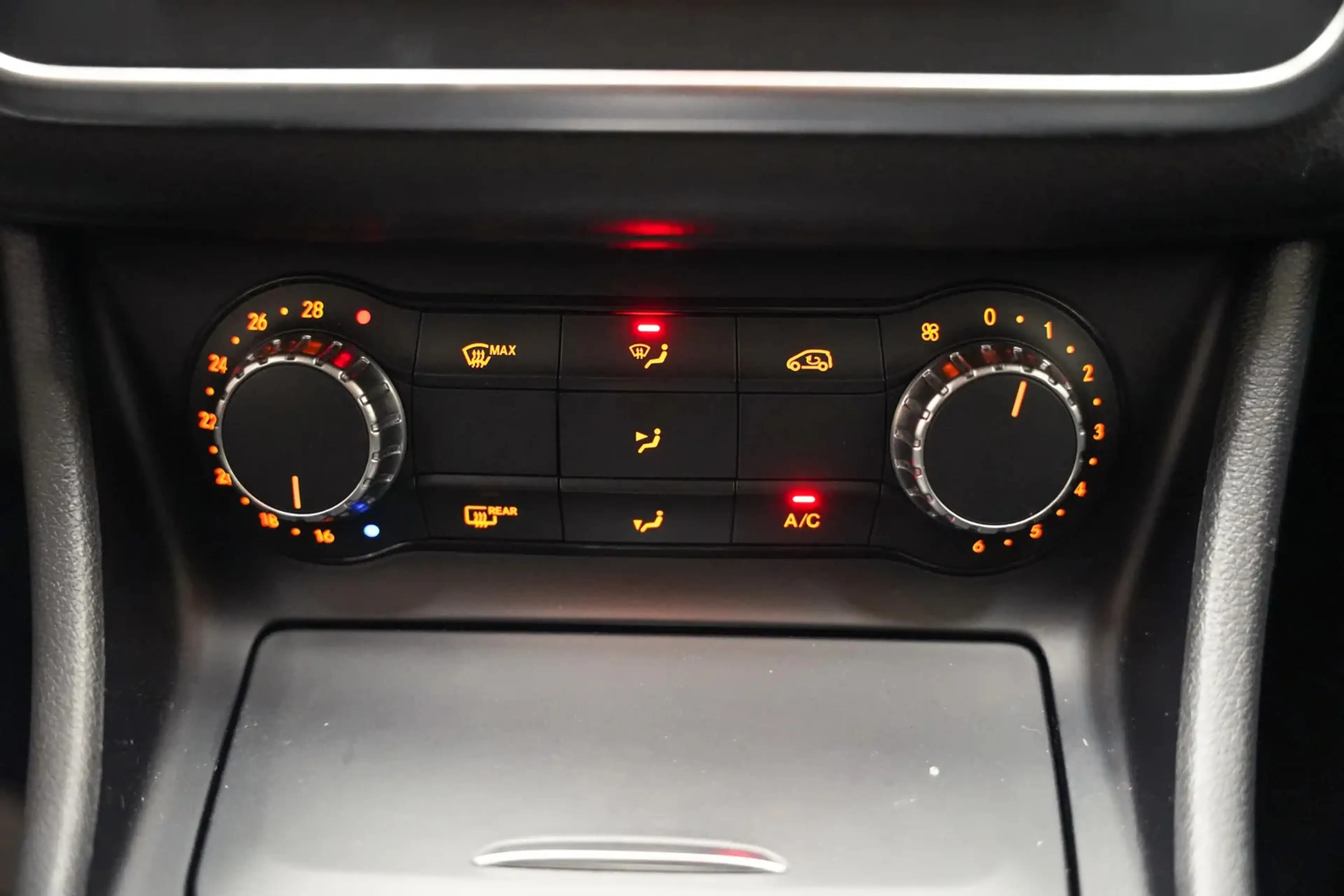 Mercedes-Benz CLA 200 Ambition Aut. [ Cruise control Climate control Led — photo 8
