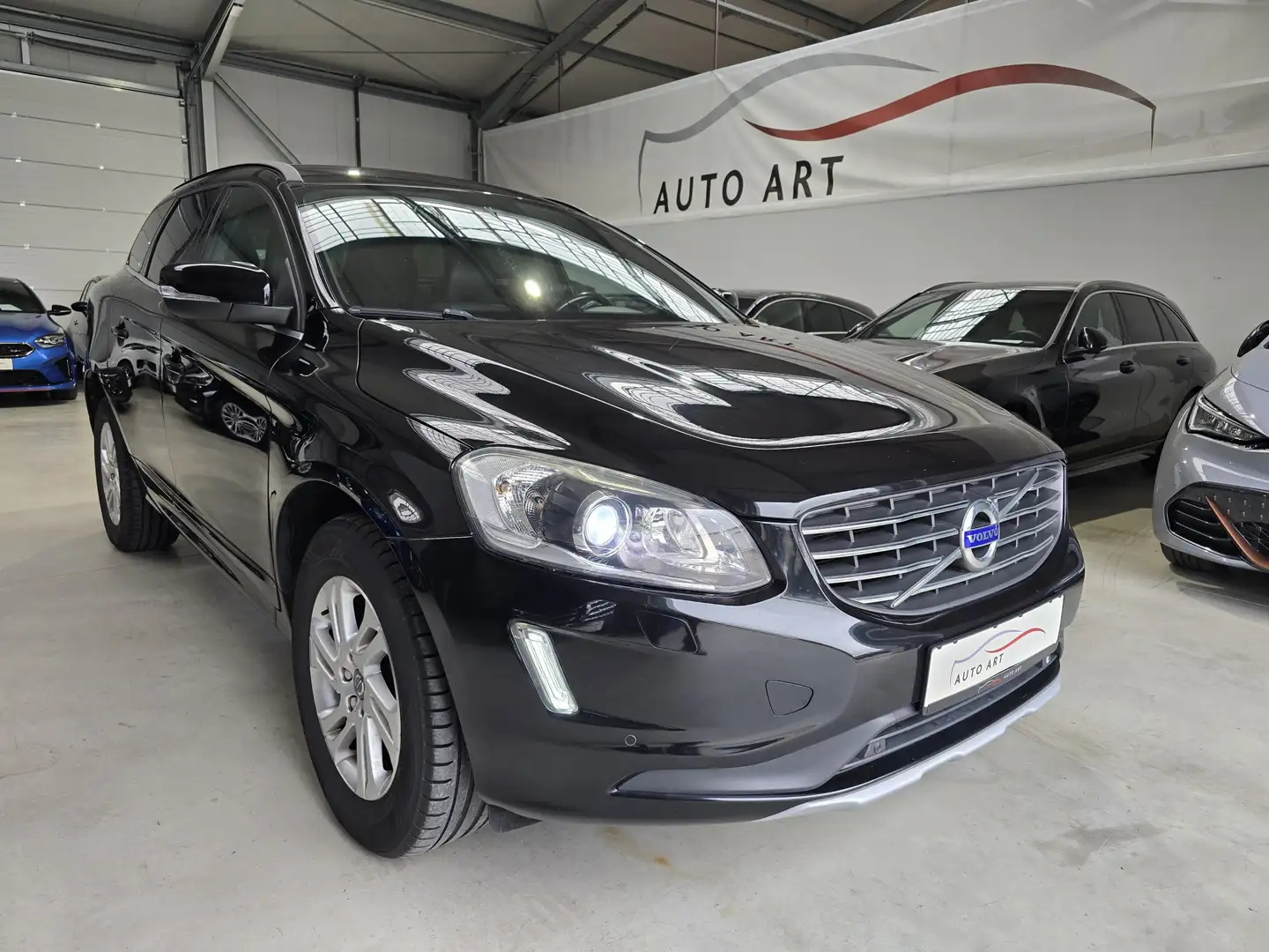 Volvo XC60 Momentum 2WD AHK Navi SHZ Black - 1